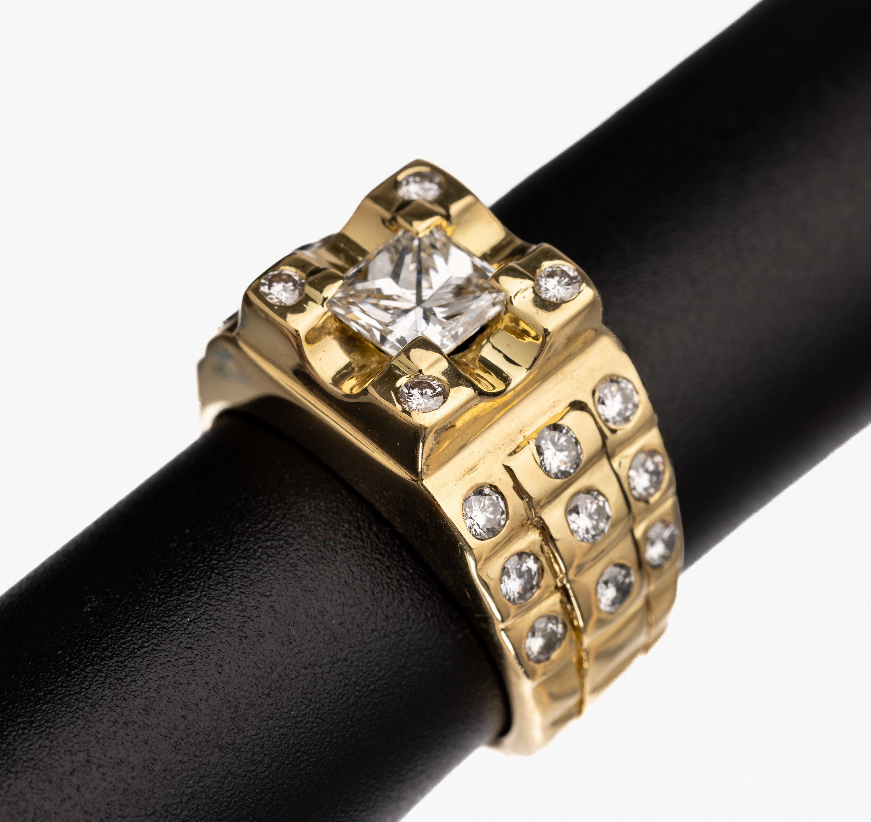 Massiver 18 kt Gold Diamant Ring, GG 750/ 000, gepr., mittig mit einem Diamant im Princess Cut ca. 1.165 ct feines Weiß(G)/vs2, DPL Expertise ...