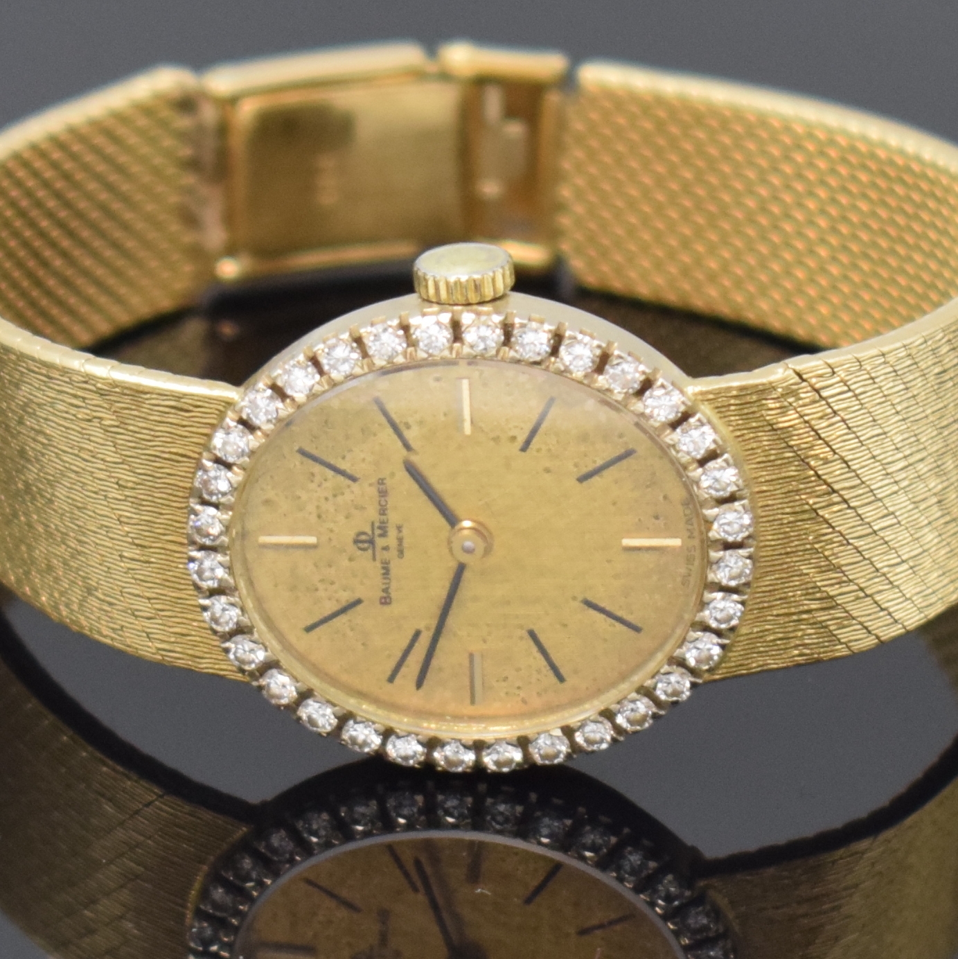 Detail a: BAUME & MERCIER Damenarmbanduhr in GG 750/000 mit Diamanten, Schweiz um 1975, Handaufzug, Milanaiseband, Boden aufgedr., Lünette aufw. m. Diamanten ...