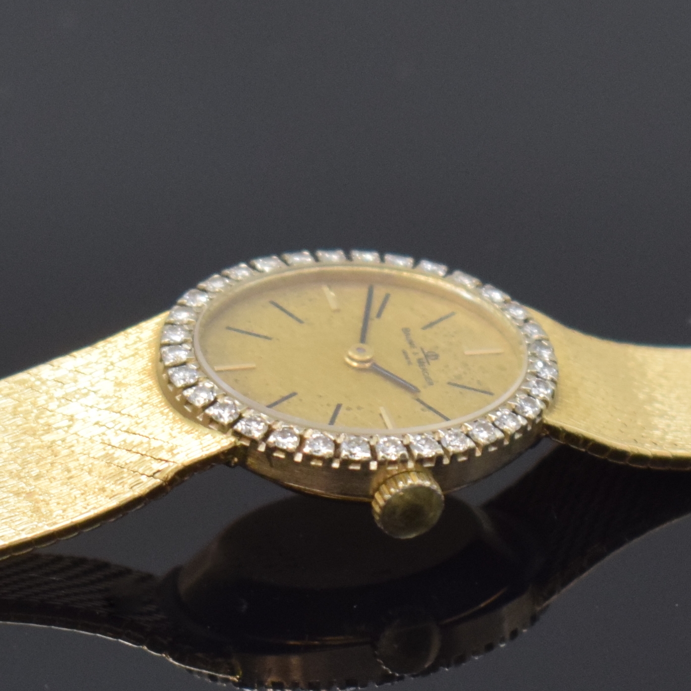 Detail d: BAUME & MERCIER Damenarmbanduhr in GG 750/000 mit Diamanten, Schweiz um 1975, Handaufzug, Milanaiseband, Boden aufgedr., Lünette aufw. m. Diamanten ...
