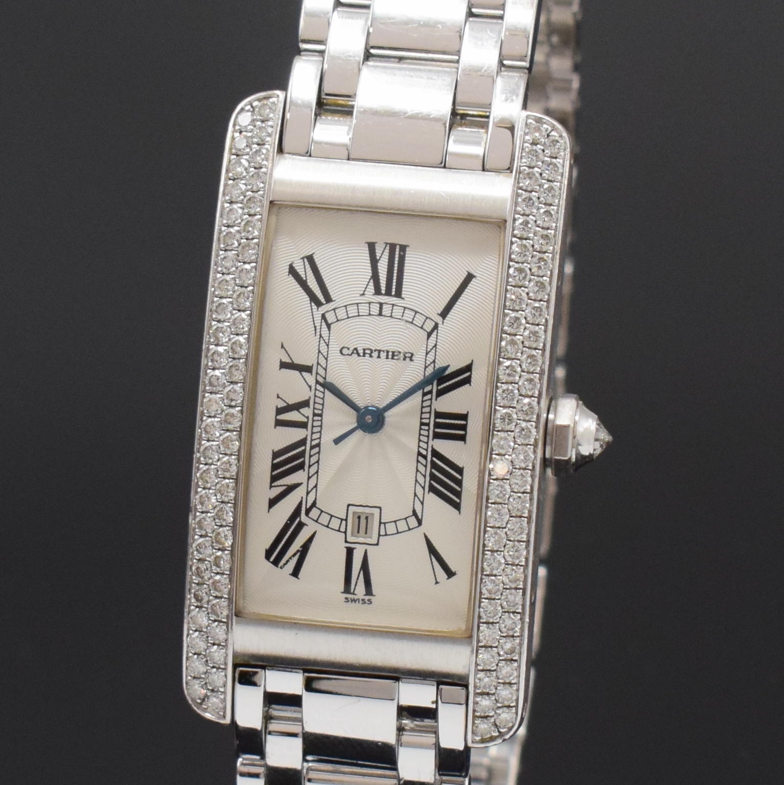 Detail a: CARTIER Armbanduhr Tank Americaine in WG 750/000 mit original Brillantbesatz Referenz 1726, Automatik, Schweiz um 1995, orig. Gliederband m. dopp. ...