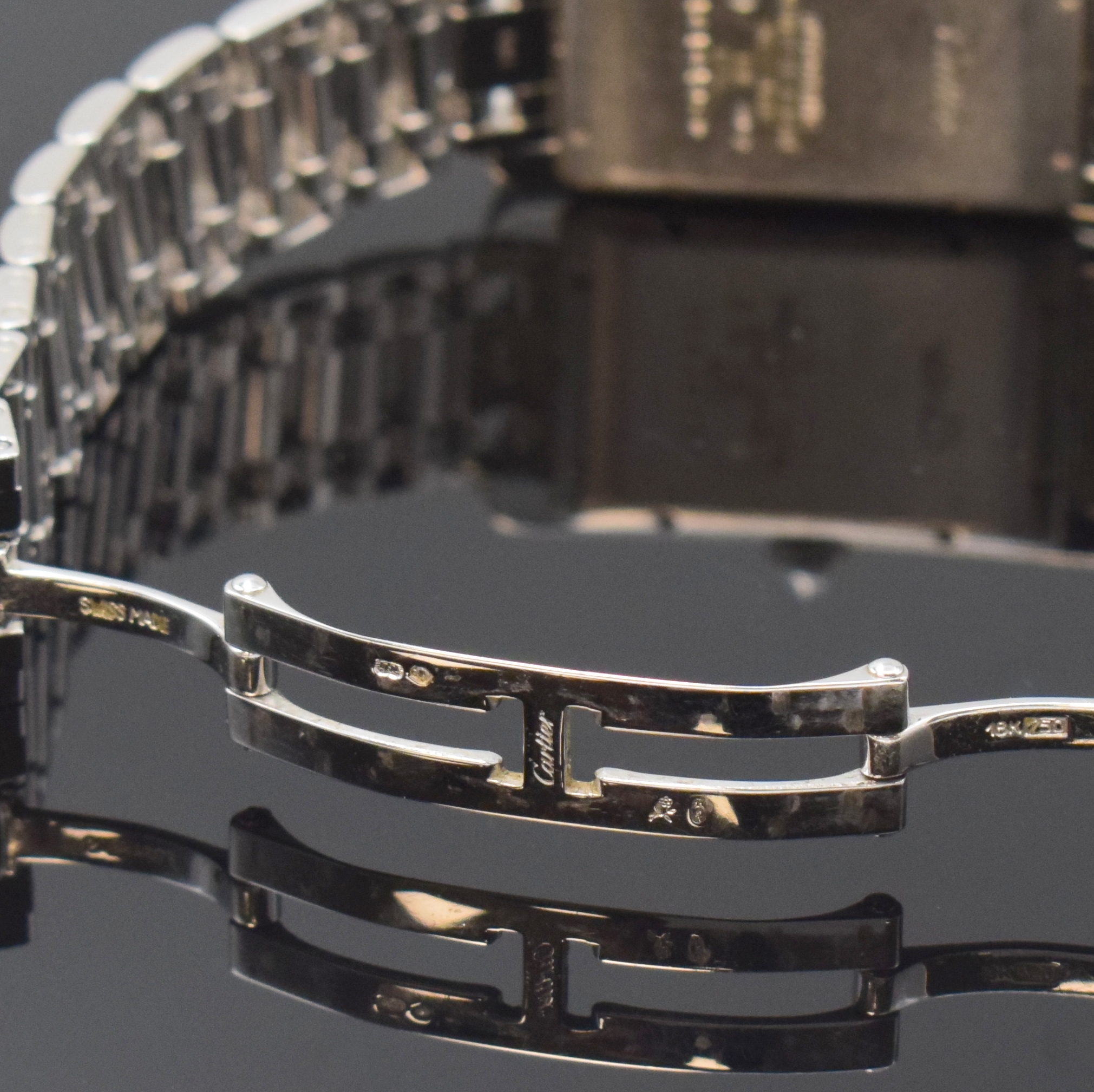 Detail b: CARTIER Armbanduhr Tank Americaine in WG 750/000 mit original Brillantbesatz Referenz 1726, Automatik, Schweiz um 1995, orig. Gliederband m. dopp. ...