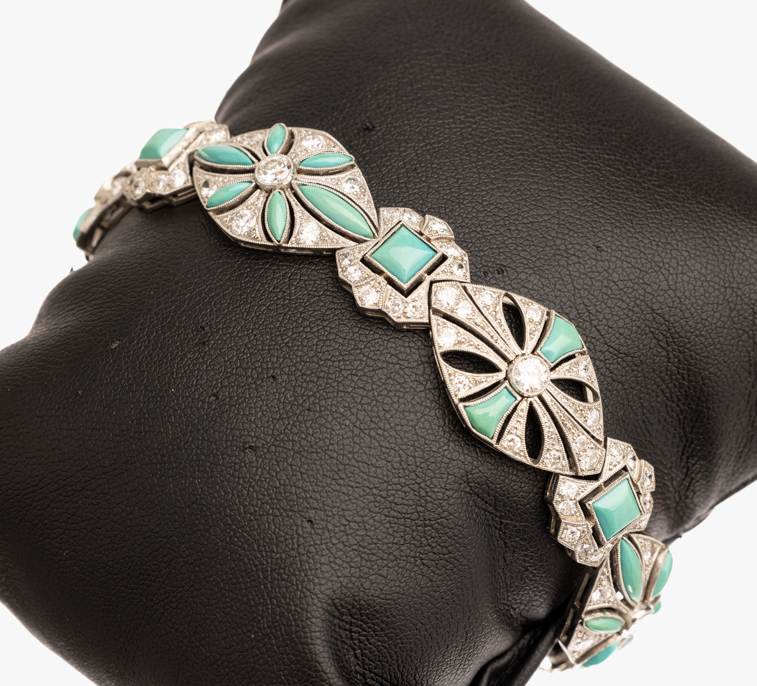 Platin Art-Deco-Armband mit Diamanten und Türkisen, wohl Frankreich um 1920/30, Platin geprüft, streng geometrisierend mit floralen Elementen, ...