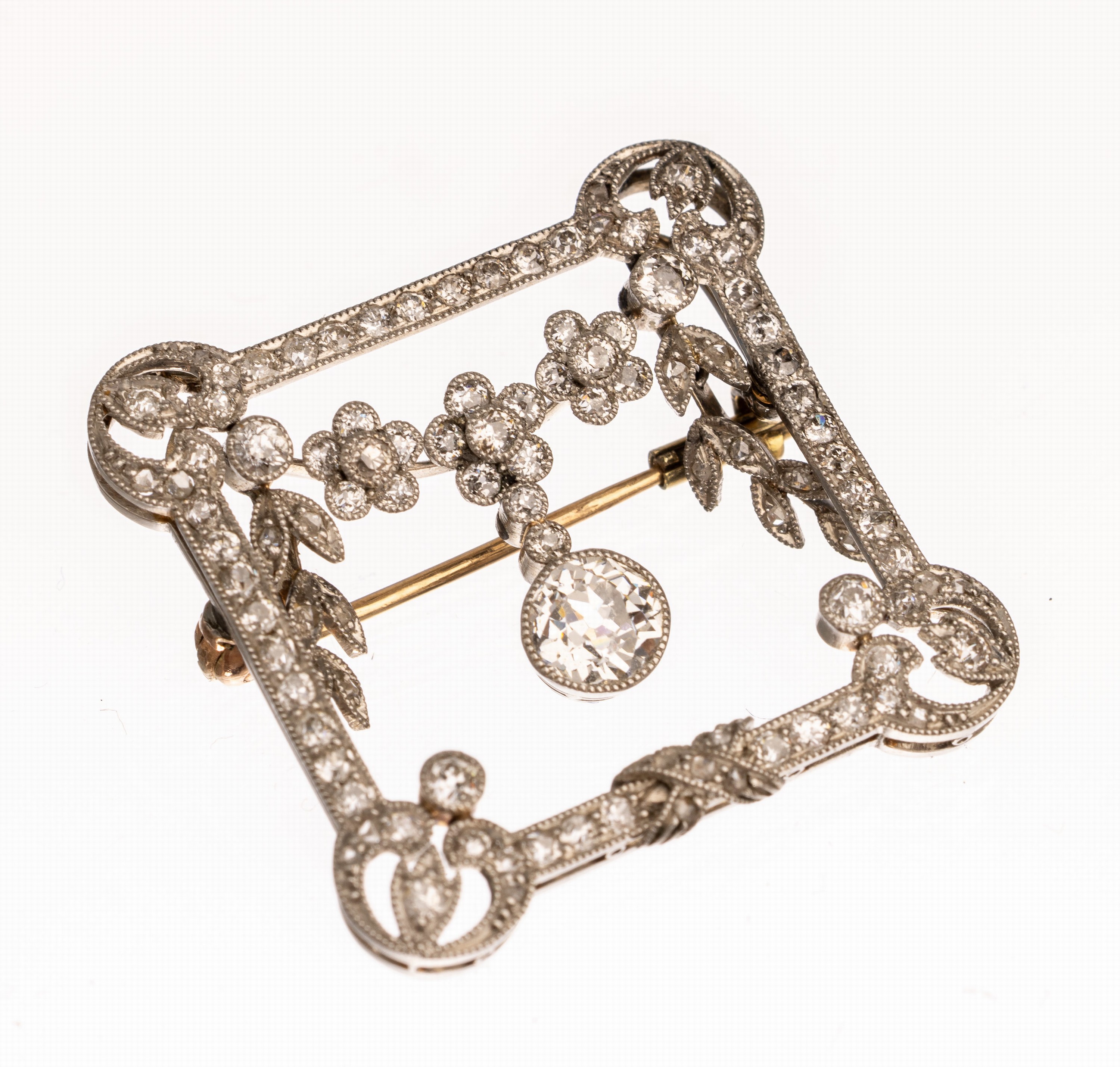 Platin Diamantbrosche, wohl Frankreich um 1910, Platin gepr., Nadelung GG, geometrische Grundform mit klassizistischen und floralen Elementen, ...