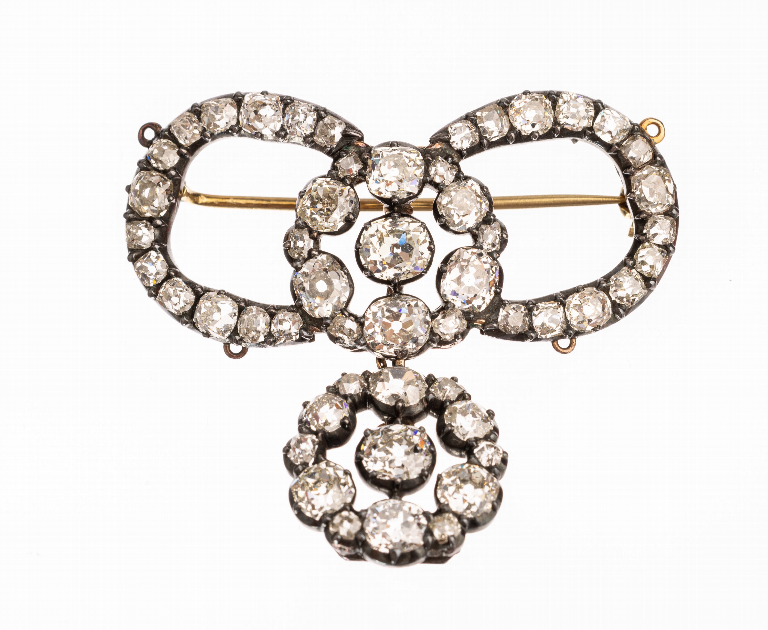 Brosche mit Diamanten, um 1860, Silber und GG 585/000, reich besetzt mit 55 Altschliff- Diamanten und Diamant-Rosen zus. ca. 9.00 ct ...