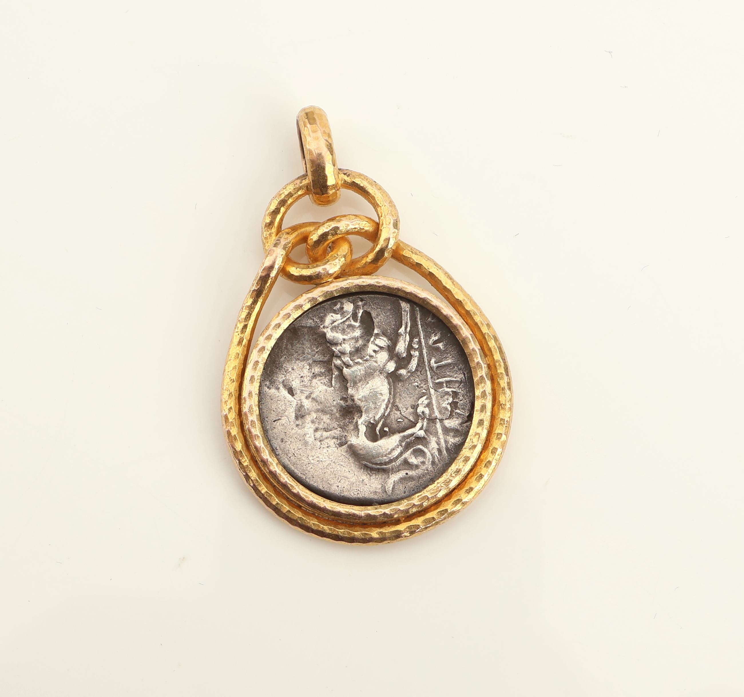 Detail a: Anhänger mit Nachprägung einer antiken Münze, Fassung 18 kt Gold, GG 750/000, gepr., total ca. 14.6 g, ca. 4 x 2.6 cm