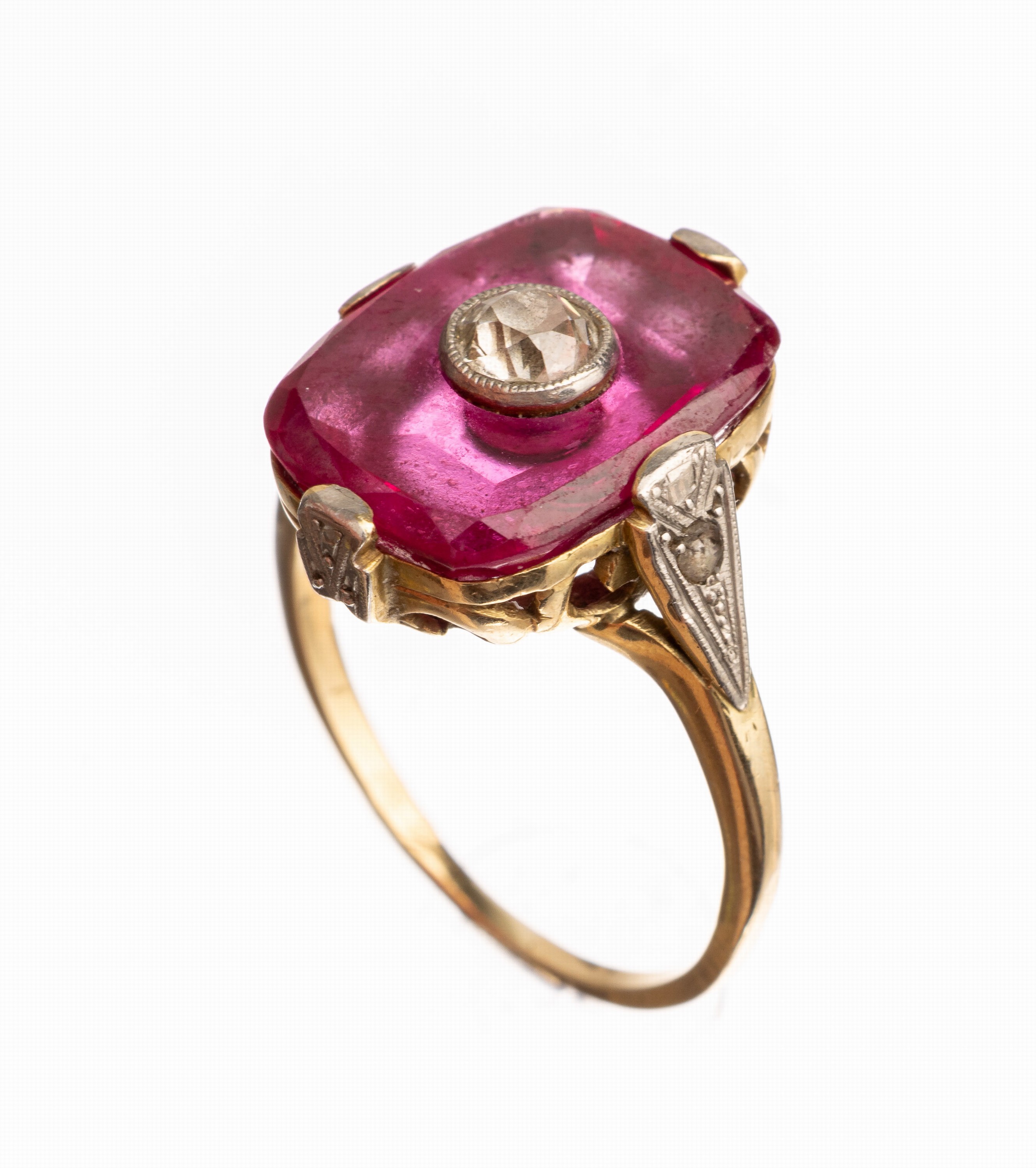18 kt Gold Art-Deco Diamant Ring, GG 750/000, gepr., rote Glasplatte mit eingel. Diamant ca. 0.25 ct l.get.Weiß/si, ca. 5.4 g, RW 55, zeittyp.