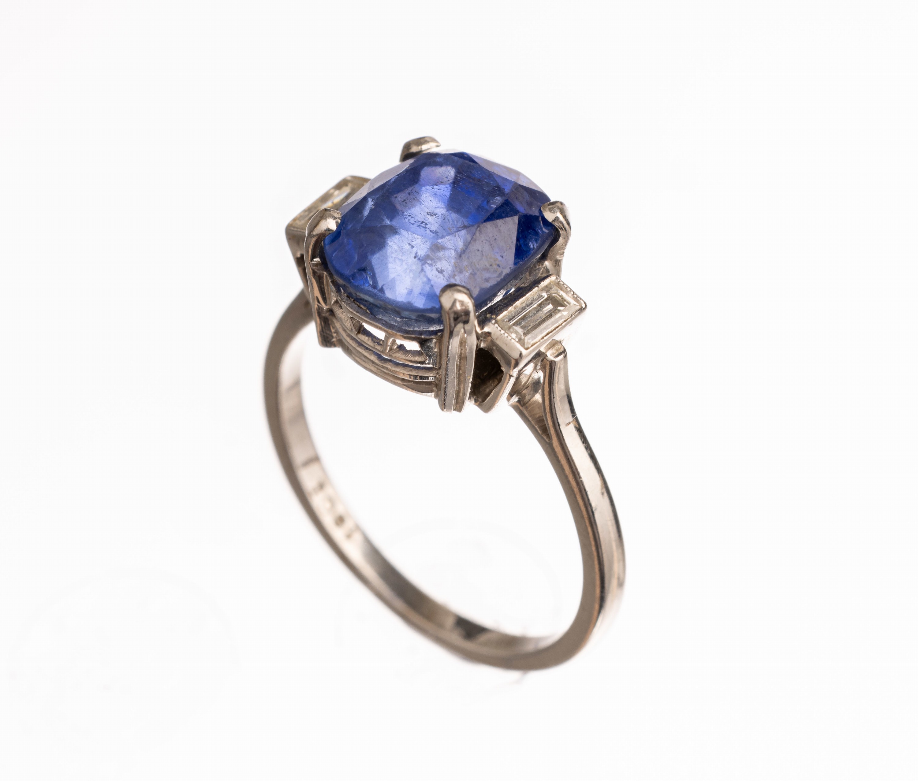 18 kt Gold Saphir Diamant Ring, WG 750/000,ovalfacett. Saphir ca. 4.00 ct (min. besch.), 2 Diam.-Baguettes zus. ca. 0.12 ct Weiß/si, total ca. 4.3 ...