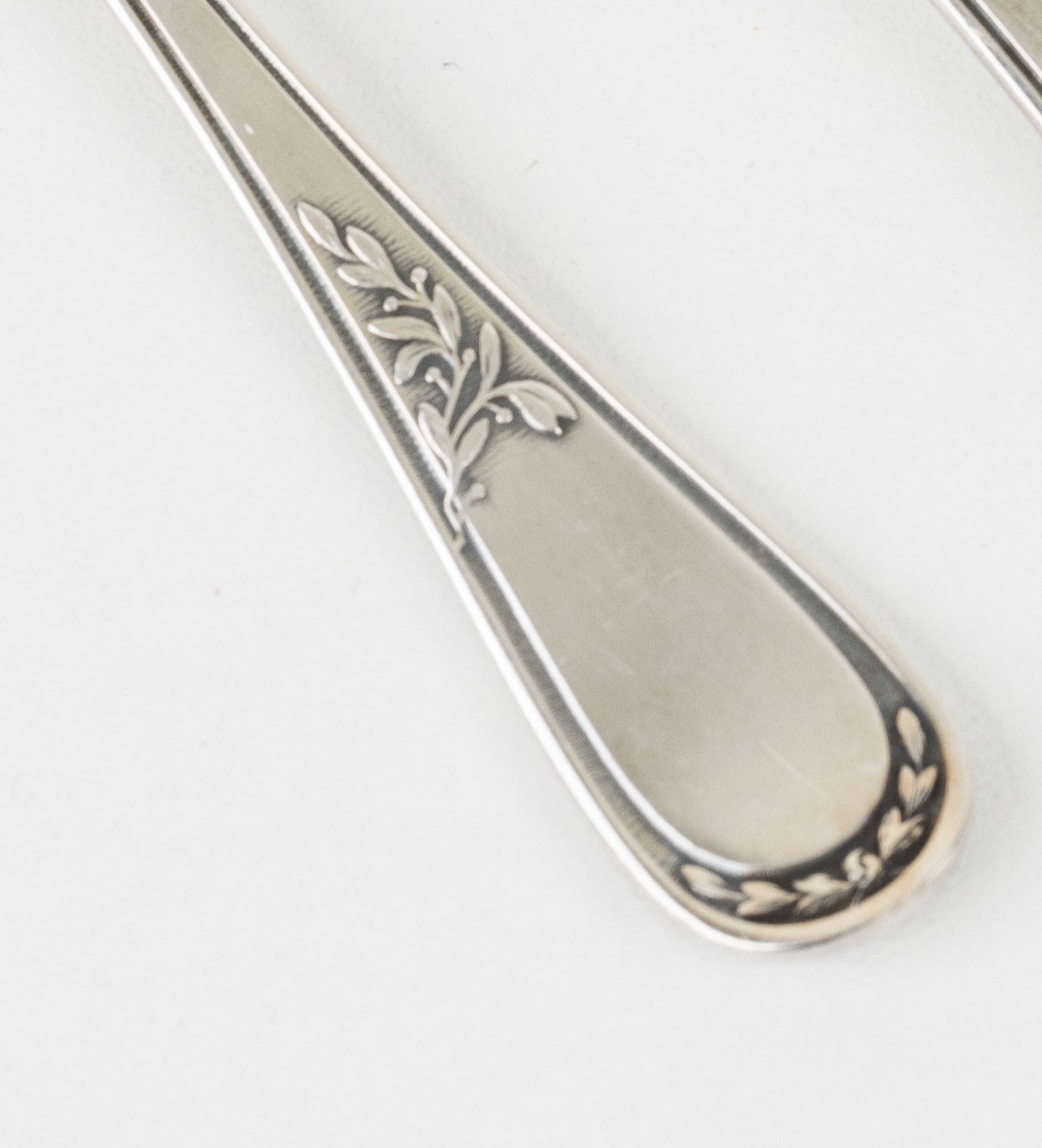 Detail a: 12 Austerngabeln, Frankreich um 1900, Metall versilbert, dezenter floraler Dekor, orig. Schatulle, zeittyp.