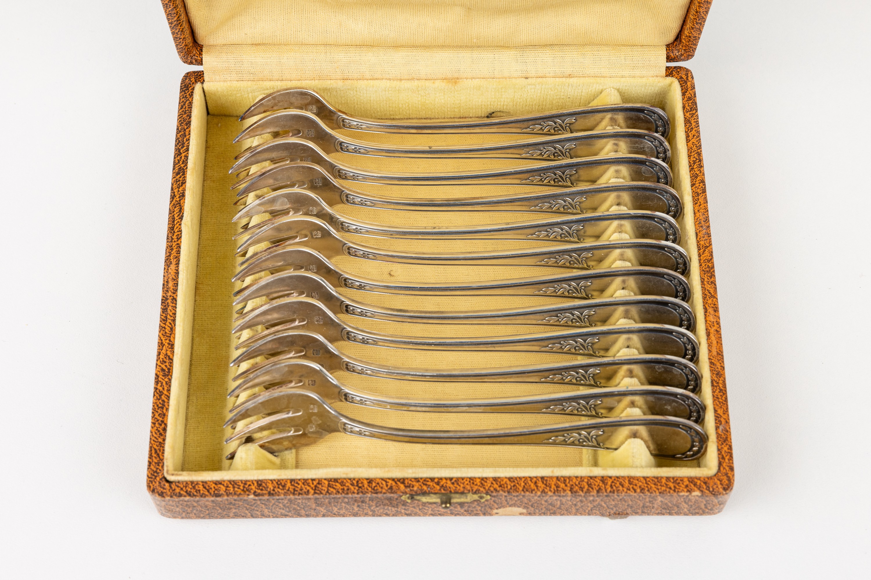 Detail b: 12 Austerngabeln, Frankreich um 1900, Metall versilbert, dezenter floraler Dekor, orig. Schatulle, zeittyp.