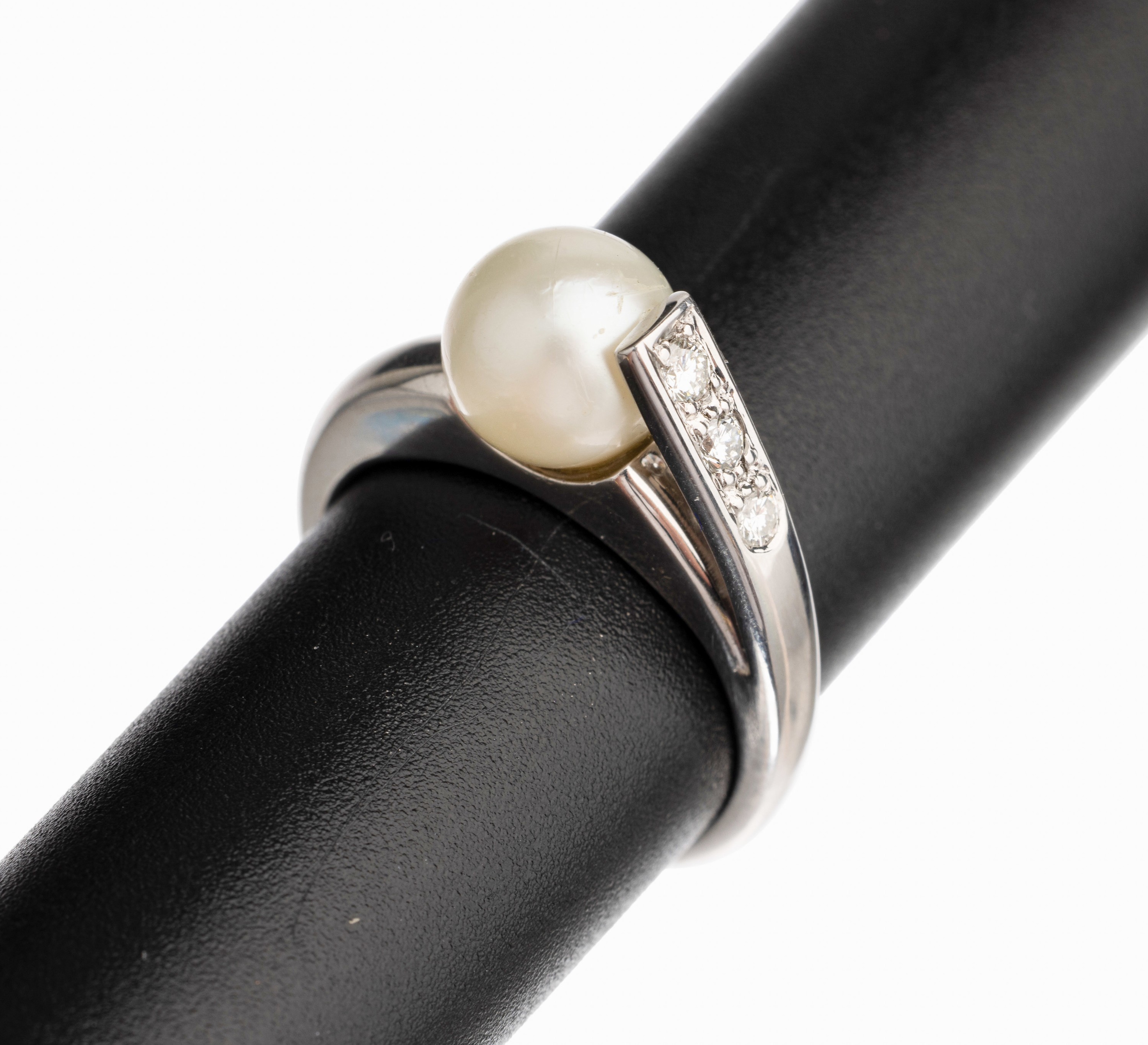 14 kt Gold Perl-Brillant Ring, WG 585/000, 1 Zuchtperle Durchm. ca. 8.3 mm, einseitig 3 Brillanten zus. ca. 0.15 ct feines Weiß/vs, total ca. 7.1 ...