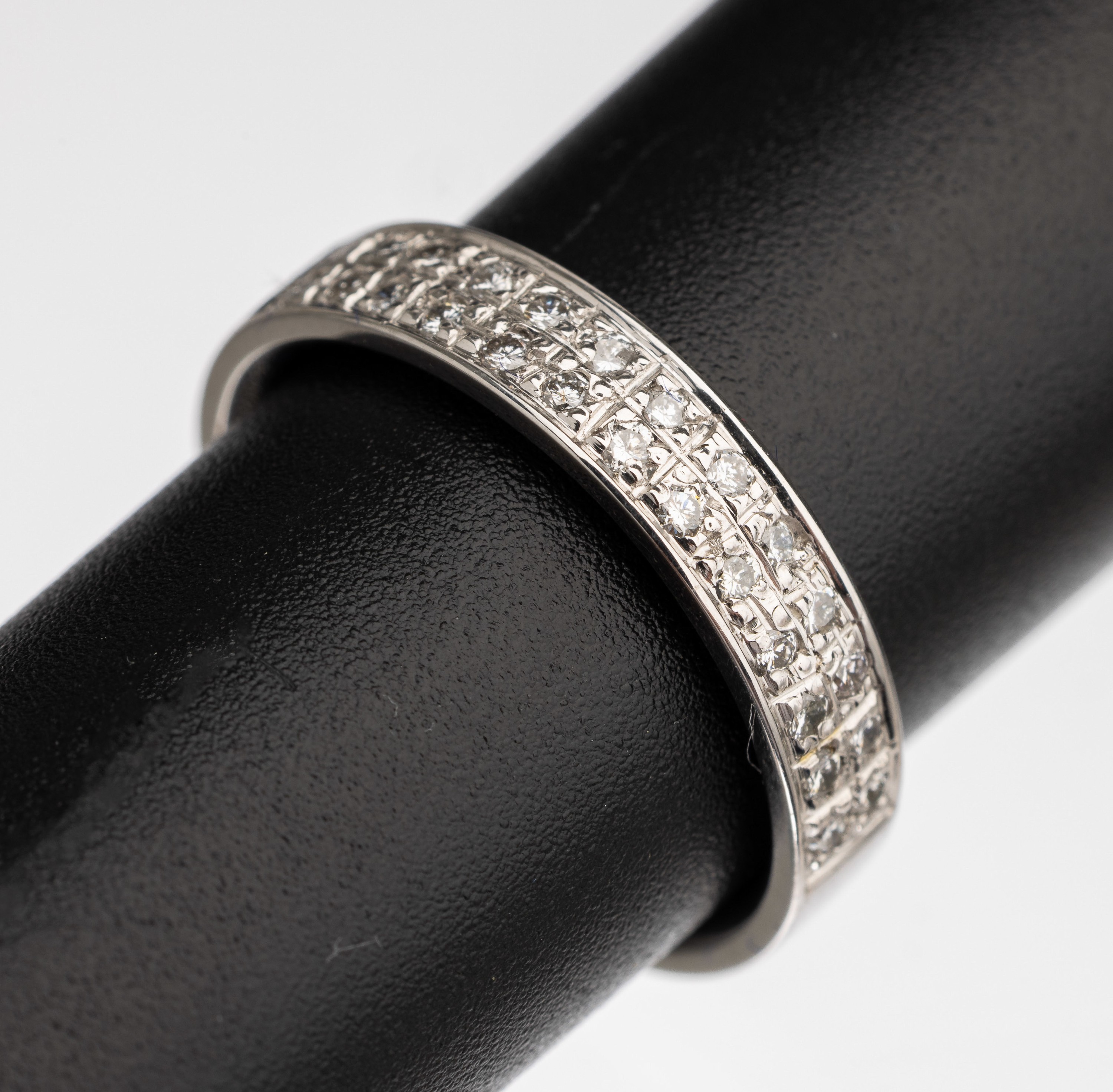 14 kt Gold Brillant Ring, WG 585/000, 26 Brillanten zus. ca. 0.27 ct feines Weiß/vs, total ca. 4.5 g, RW 52