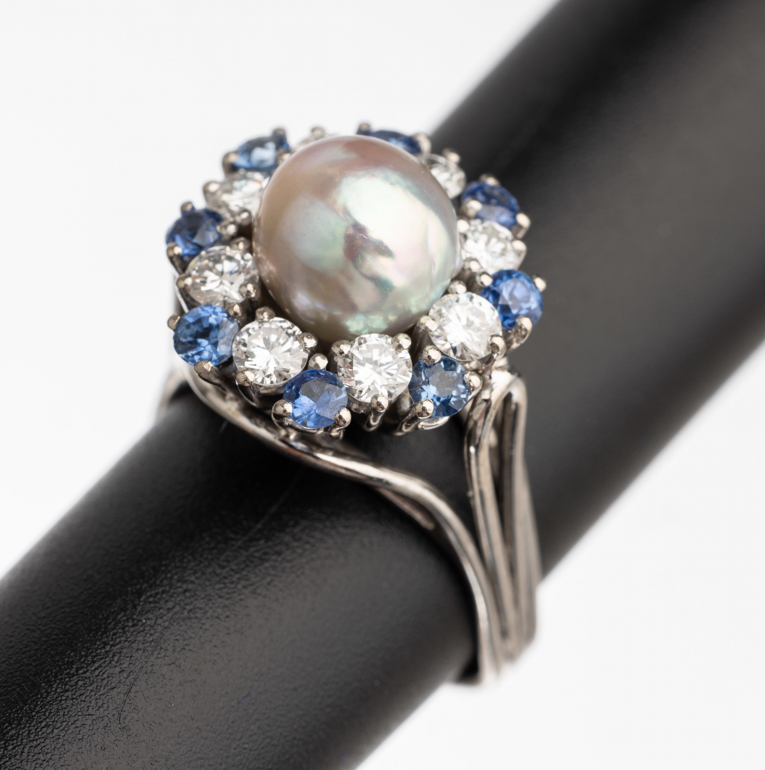 14 kt Gold Brillant-Saphir-Perl Ring, WG 585/000, 1 feine silbergraue Zuchtperle Durchm. ca. 7.9 mm umgeben von 8 Brillanten zus. ca. 0.74 ct feines ...