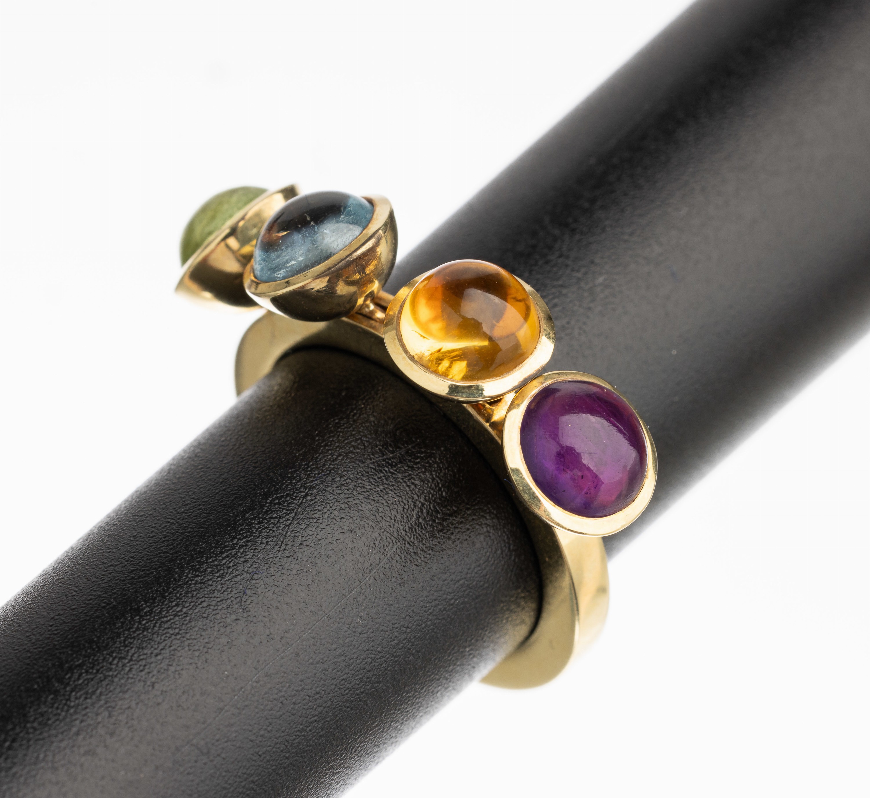 14 kt Gold Farbsteinring, GG 585/000, in beweglichen Schüsselfassung je 1 runder Peridot-, Aquamarin-, Citrin- und Amethyst- Cabochon zus. ca. 2.50 ...