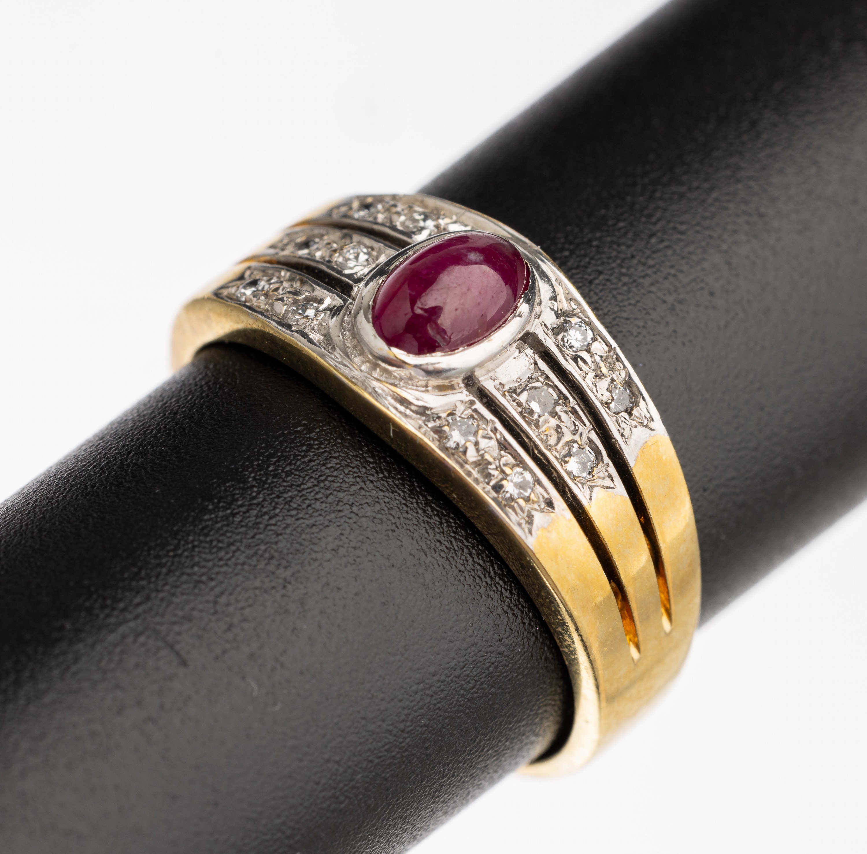 14 kt Gold Rubin Diamant Ring, GG/WG 585/000, 1 Rubin-Cabochon ca. 12 Brillanten zus. ca. 0.12 ct Weiß/si, RW 55, total ca. 5.2 g