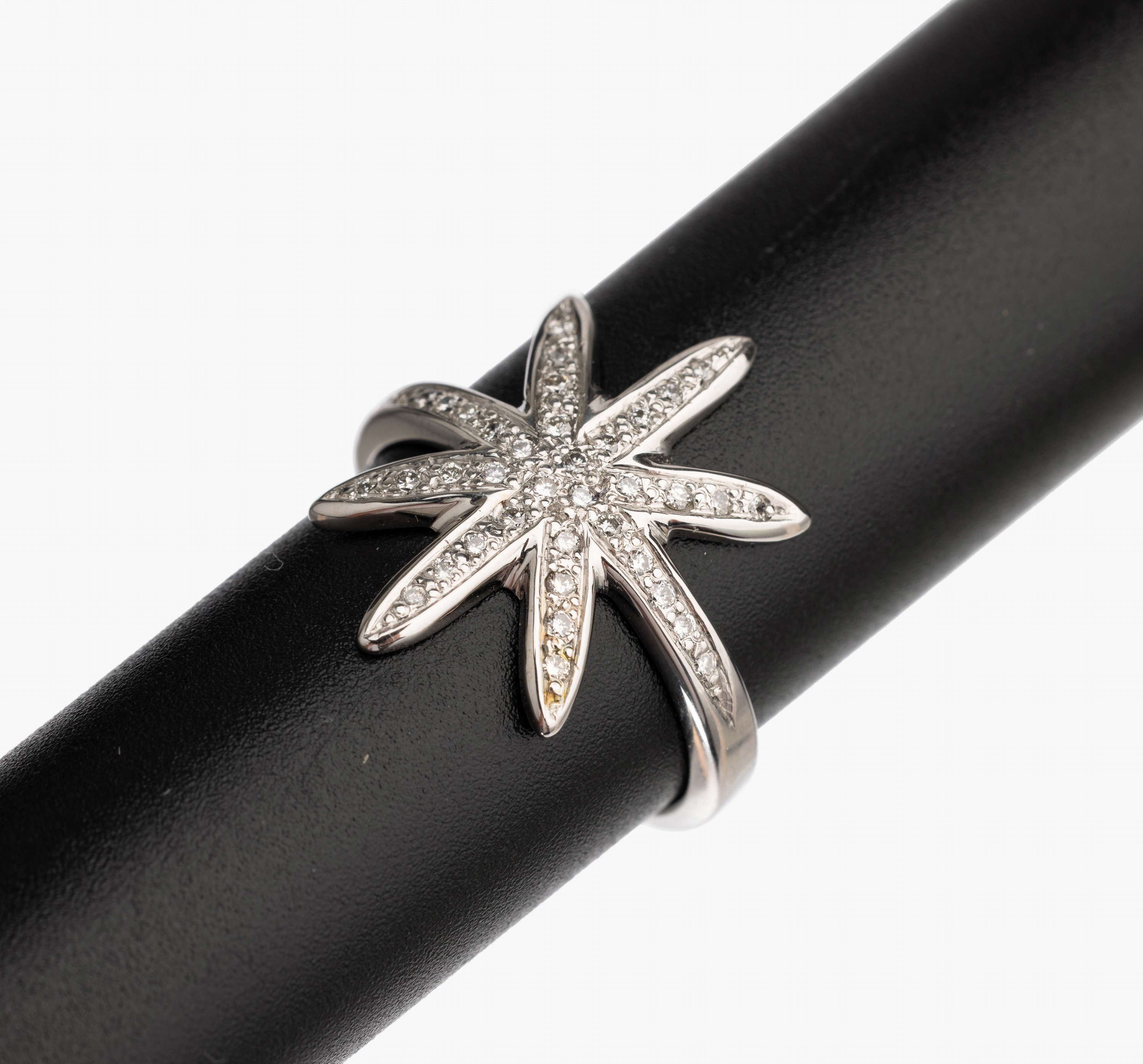 14 kt Gold Brillant Ring, WG 585/000, sternförmig gefasst 38 Brillanten zus. ca. 0.30 ct Weiß/si, total ca. 5.4 g, RW 57