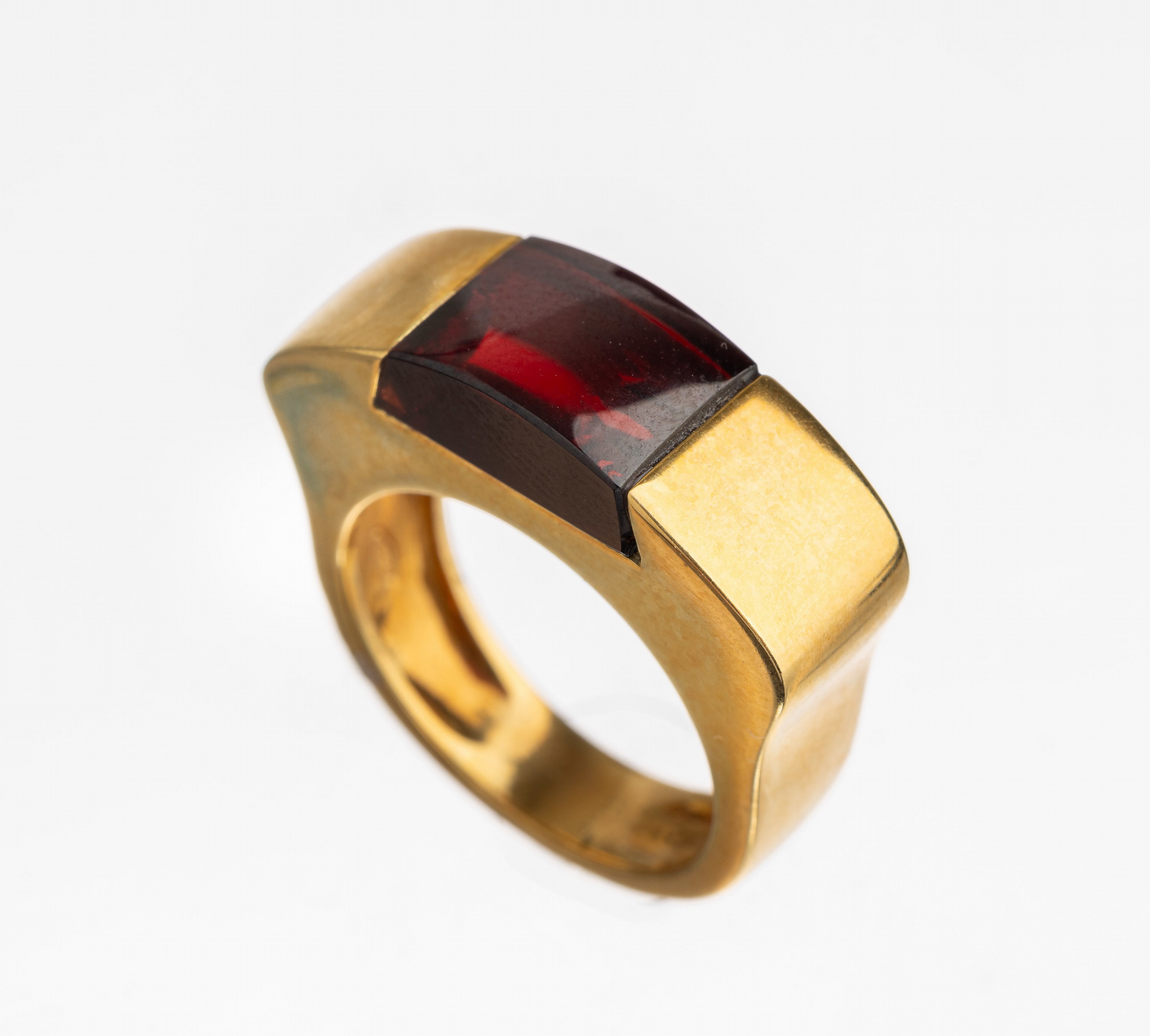 18 kt Gold Granat Ring, GG 750/000, eingeschliffener Granat, RW 56, total ca. 11.4 g