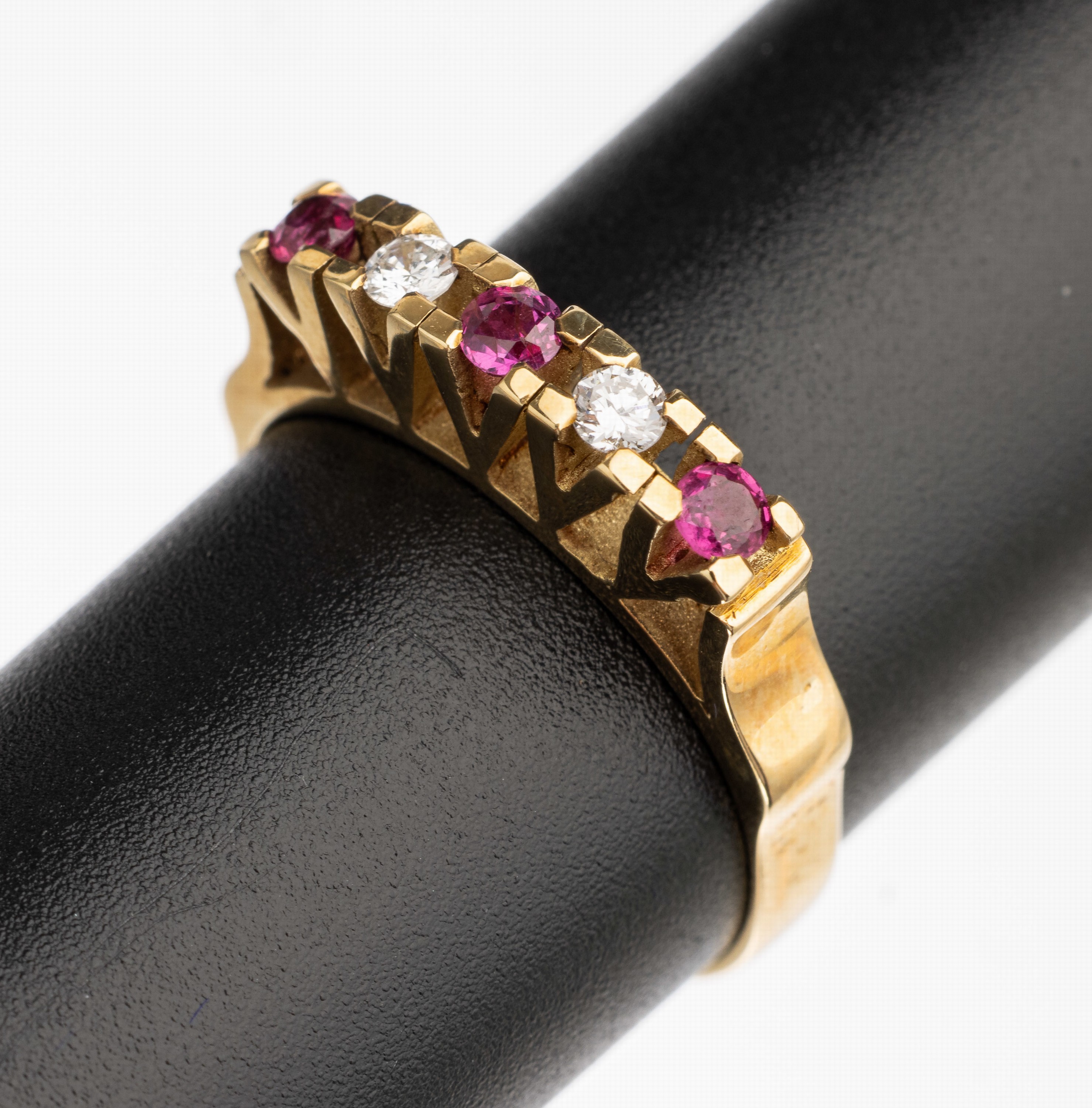 14 kt Gold Brillant Rubin Ring, GG 585/000, 3 rundfacett. Rubine zus. ca. 0.35 ct, 2 Brillanten zus. ca. 0.16 ct Weiß/si, total ca. 4.8 g, RW 58