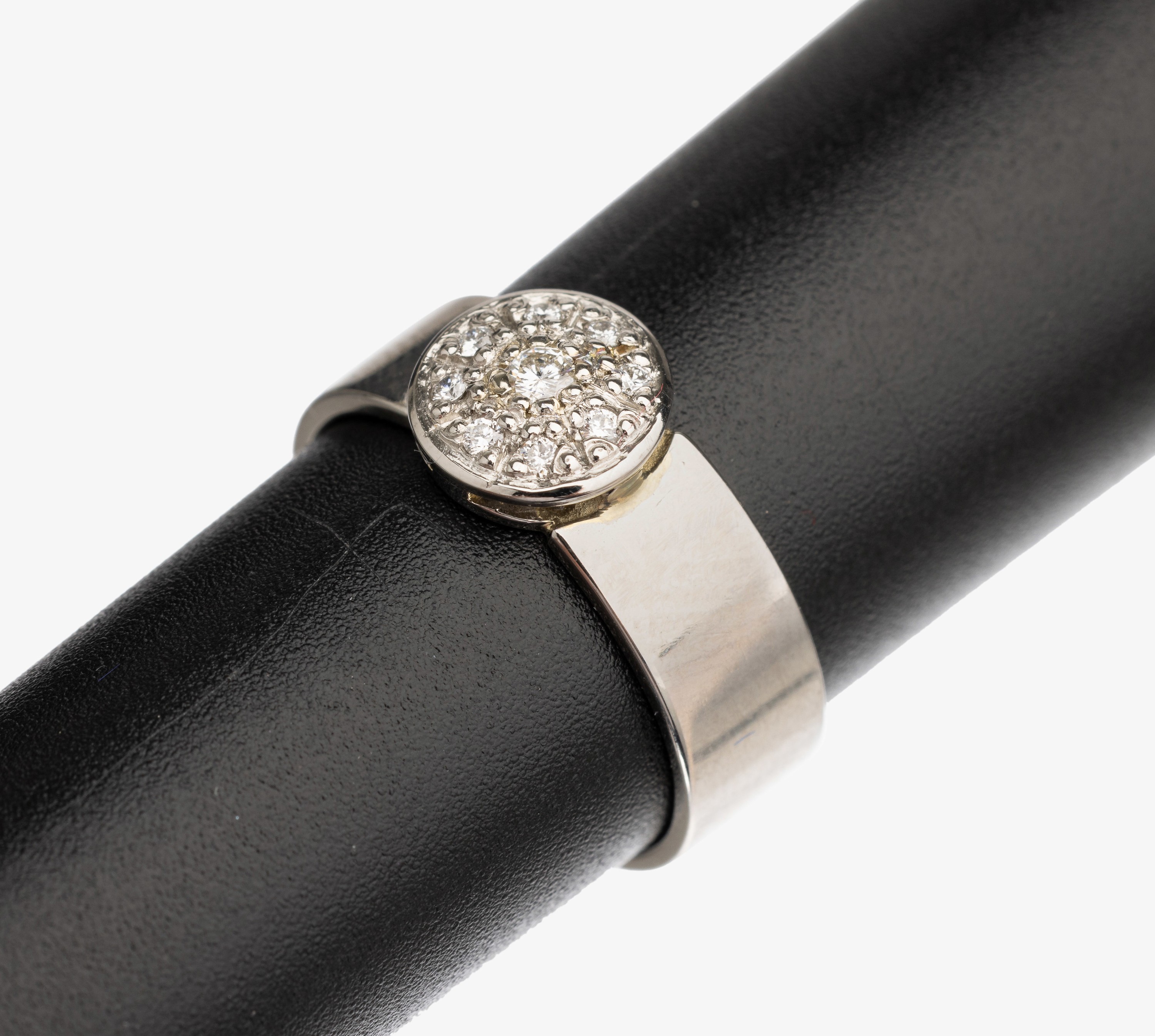 Platin Brillant Ring, Platin gepr., 9 Brillanten zus. ca. 0.12 ct Weiß- l.get.Weiß/si, total ca. 7.6 g, RW 53