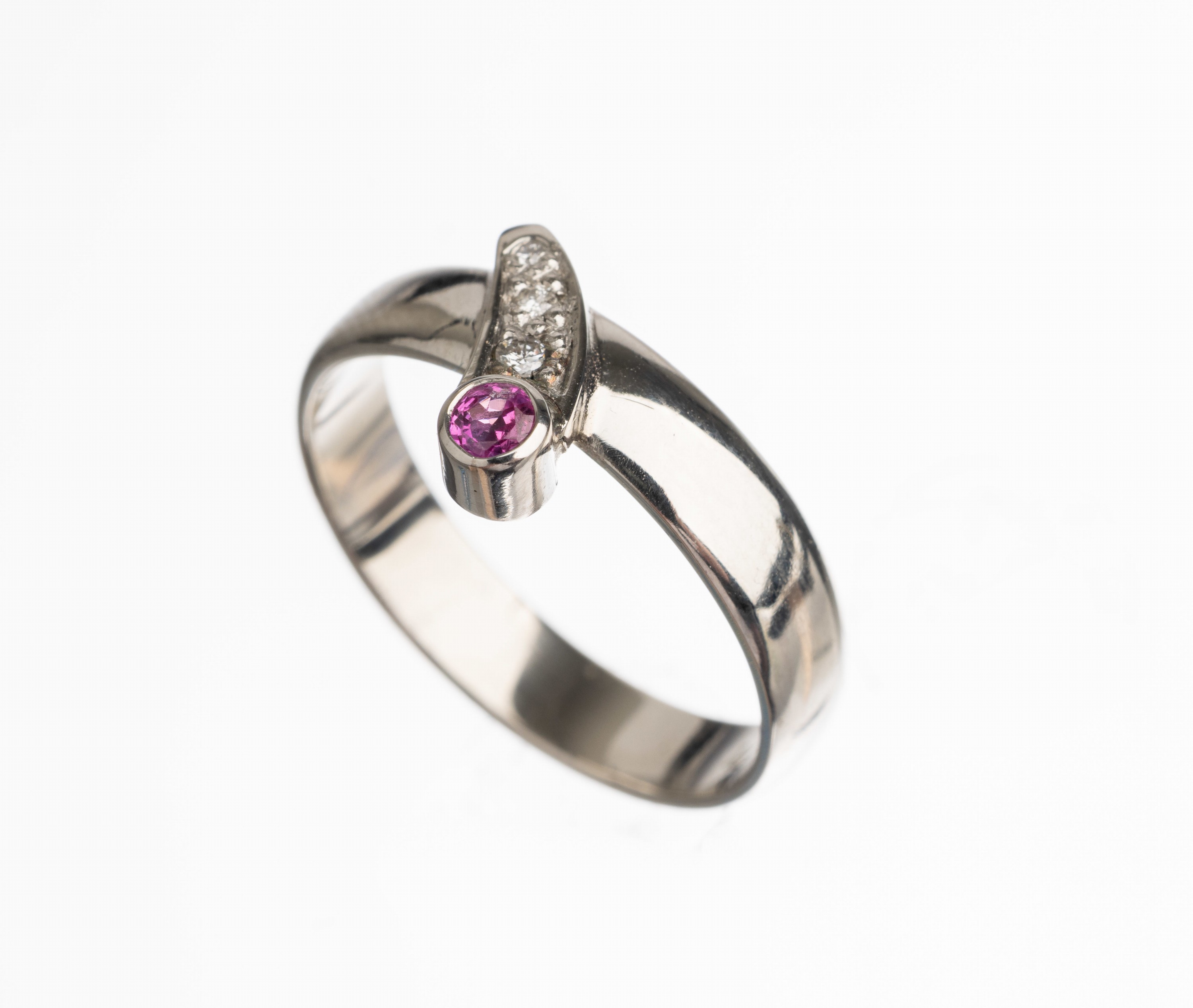 Platin Brillant Rubin Ring, Platin gepr., rundfacett. Rubin ca. 0.02 ct, 3 Brillanten zus. ca. 0.02 ct Weiß/si, total ca. 6.3 g, RW 57
