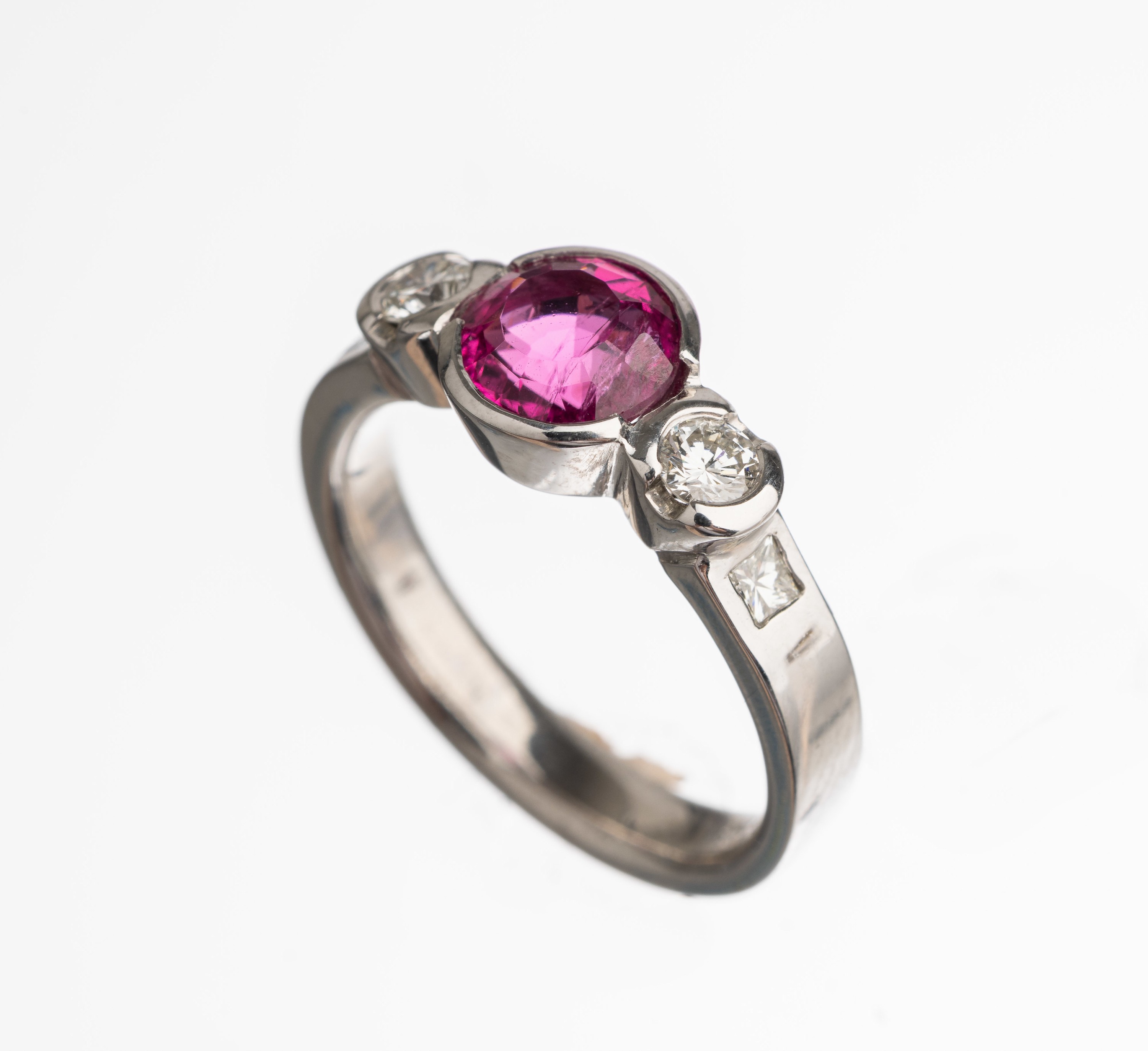 14 kt Gold Brillant Turmalin Ring, WG 585/000, rundfacett. rosafarb. Turmalin 1.20 ct, 2 Brillanten und 2 Diamanten im Princess-Cut zus. ca. 0.40 ct ...