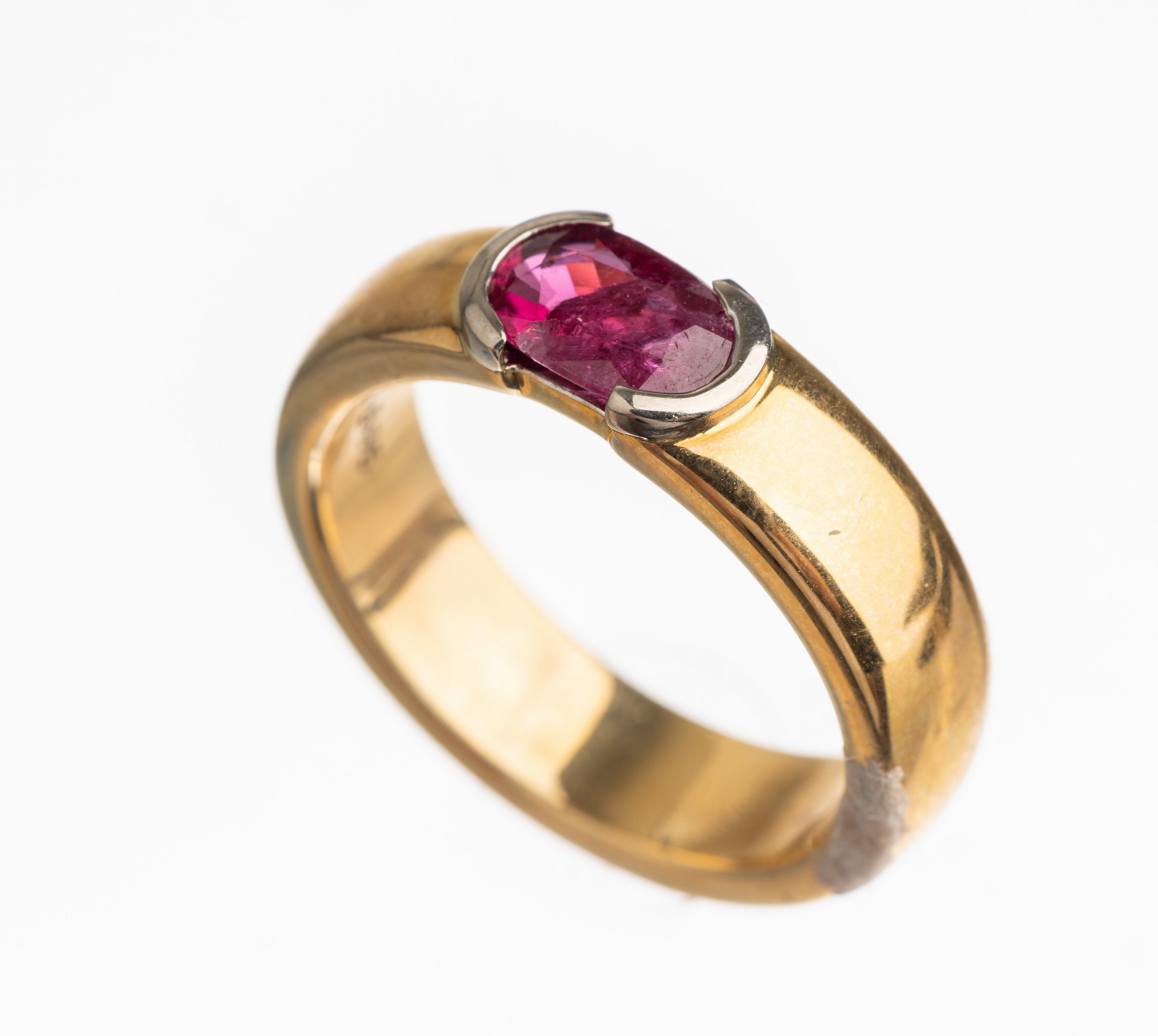 14 kt Gold Rubin Ring, GG 585/000, in WG gefasster ovalfacett. Rubin ca. 1.02 ct, total ca. 9.6 g, RW 56