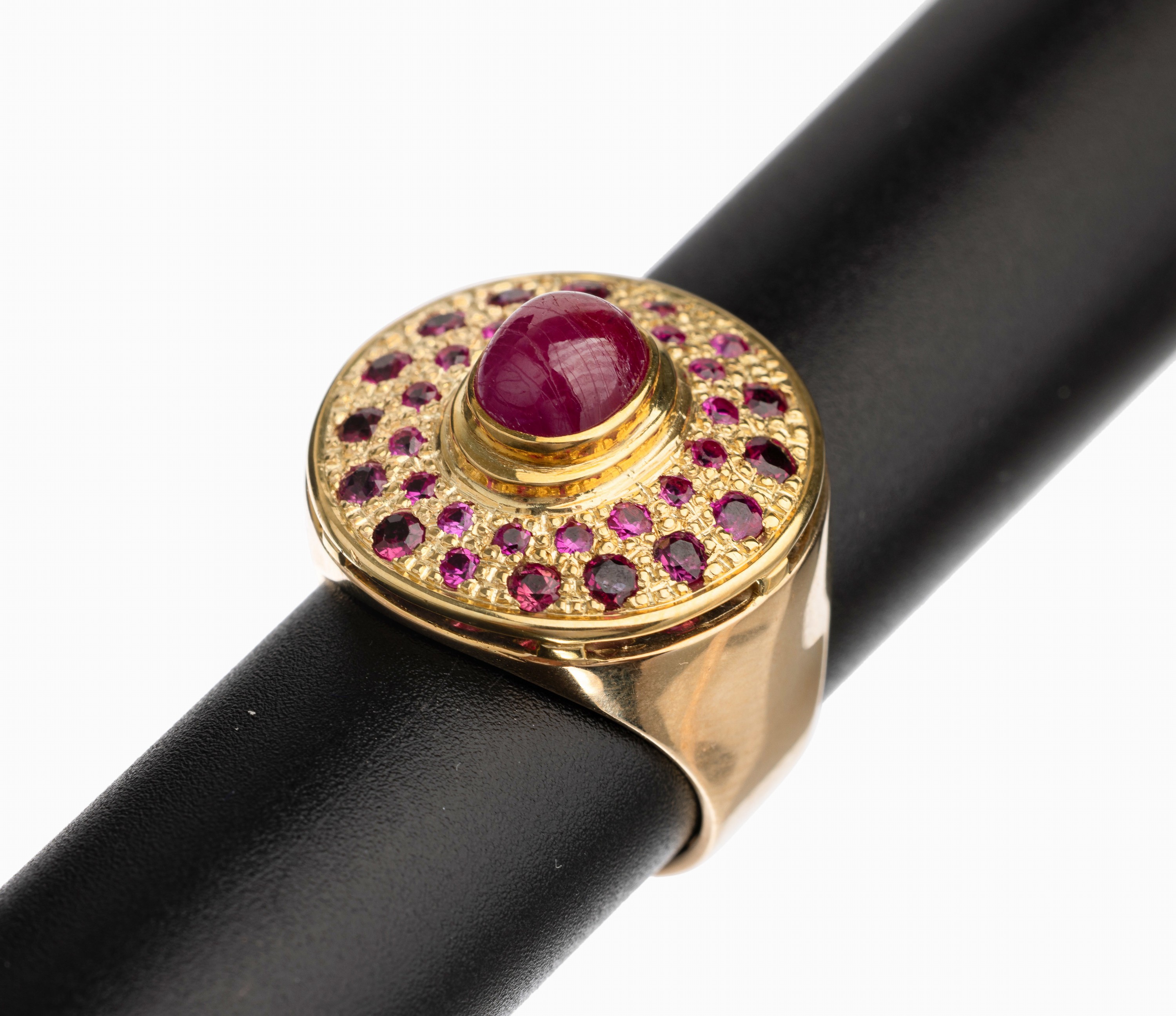 14 kt Gold Rubin Ring, GG 585/000, stil. Pagodenringform, 1 Rubincabochon ca. 2.70 ct, 31 rundfacett. Rubine zus. ca. 1.60 ct, total ca. 13.1 g, RW ...