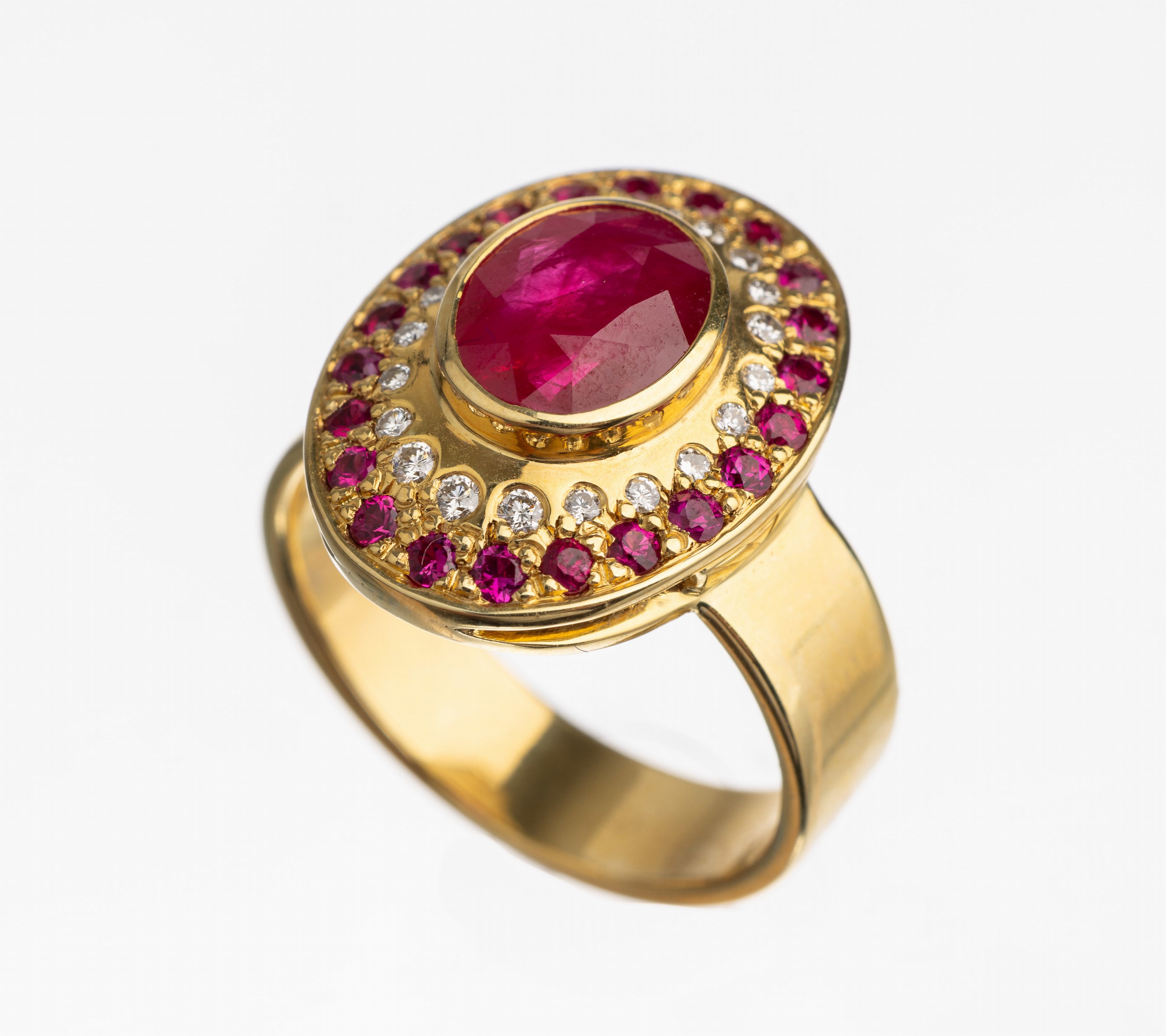 14 kt Gold Rubin Brillant Ring, GG 585/000, ovalfacett. Rubin (beh.) ca. 2.98 ct, 22 rundfacett. Rubine zus. ca. 0.70 ct, 21 Brillanten zus. ca. ...