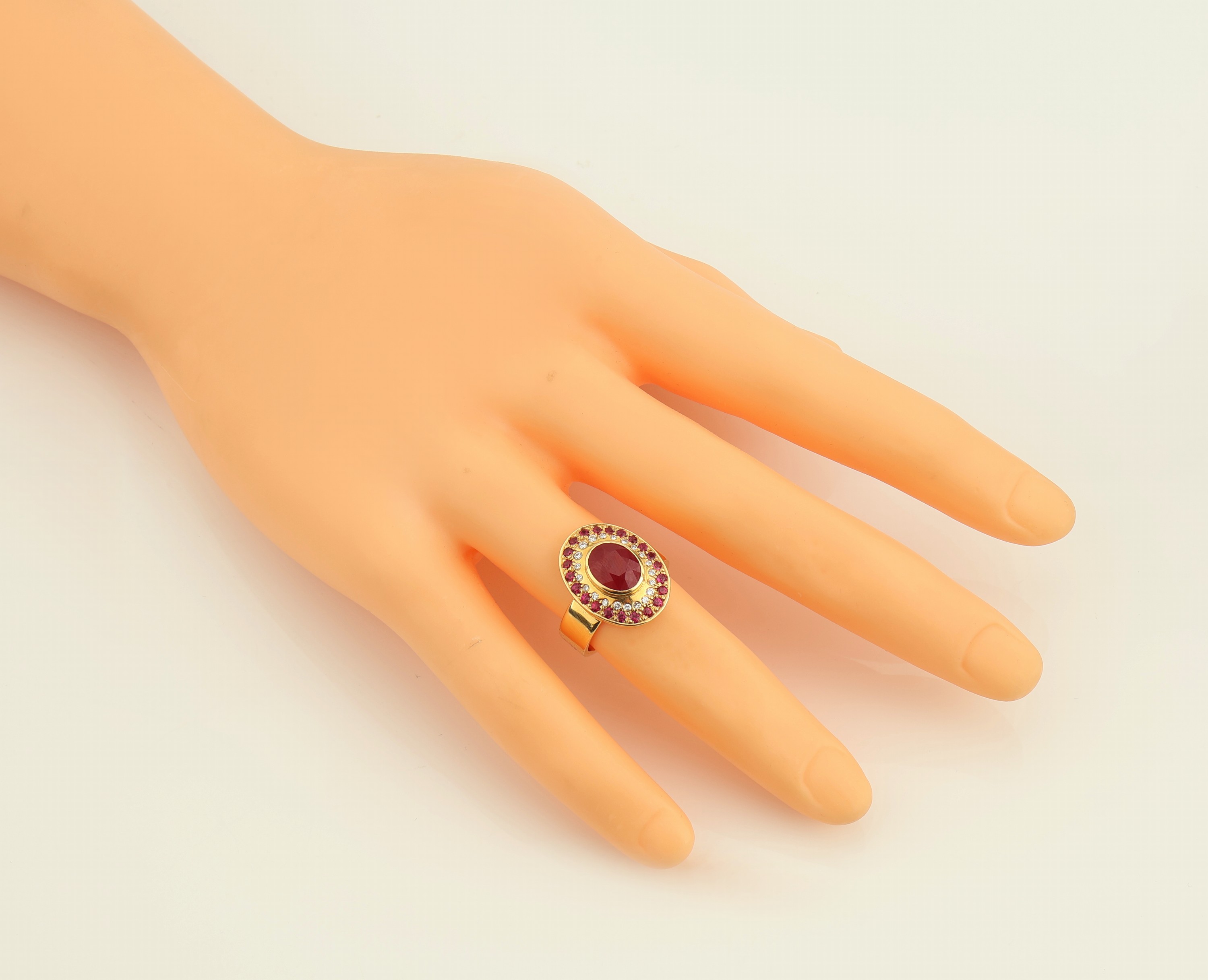 Detail a: 14 kt Gold Rubin Brillant Ring, GG 585/000, ovalfacett. Rubin (beh.) ca. 2.98 ct, 22 rundfacett. Rubine zus. ca. 0.70 ct, 21 Brillanten zus. ca. ...