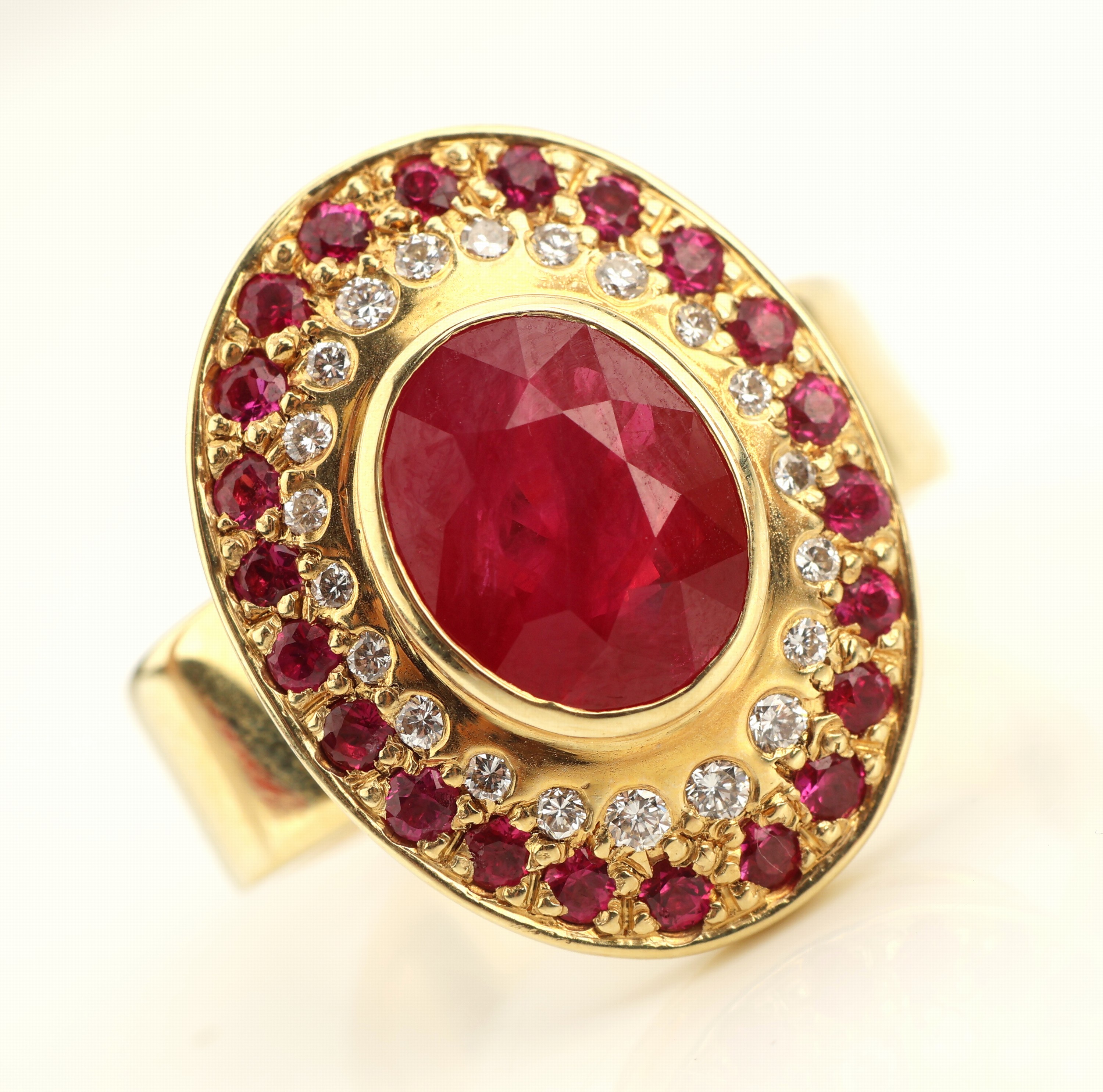 Detail c: 14 kt Gold Rubin Brillant Ring, GG 585/000, ovalfacett. Rubin (beh.) ca. 2.98 ct, 22 rundfacett. Rubine zus. ca. 0.70 ct, 21 Brillanten zus. ca. ...