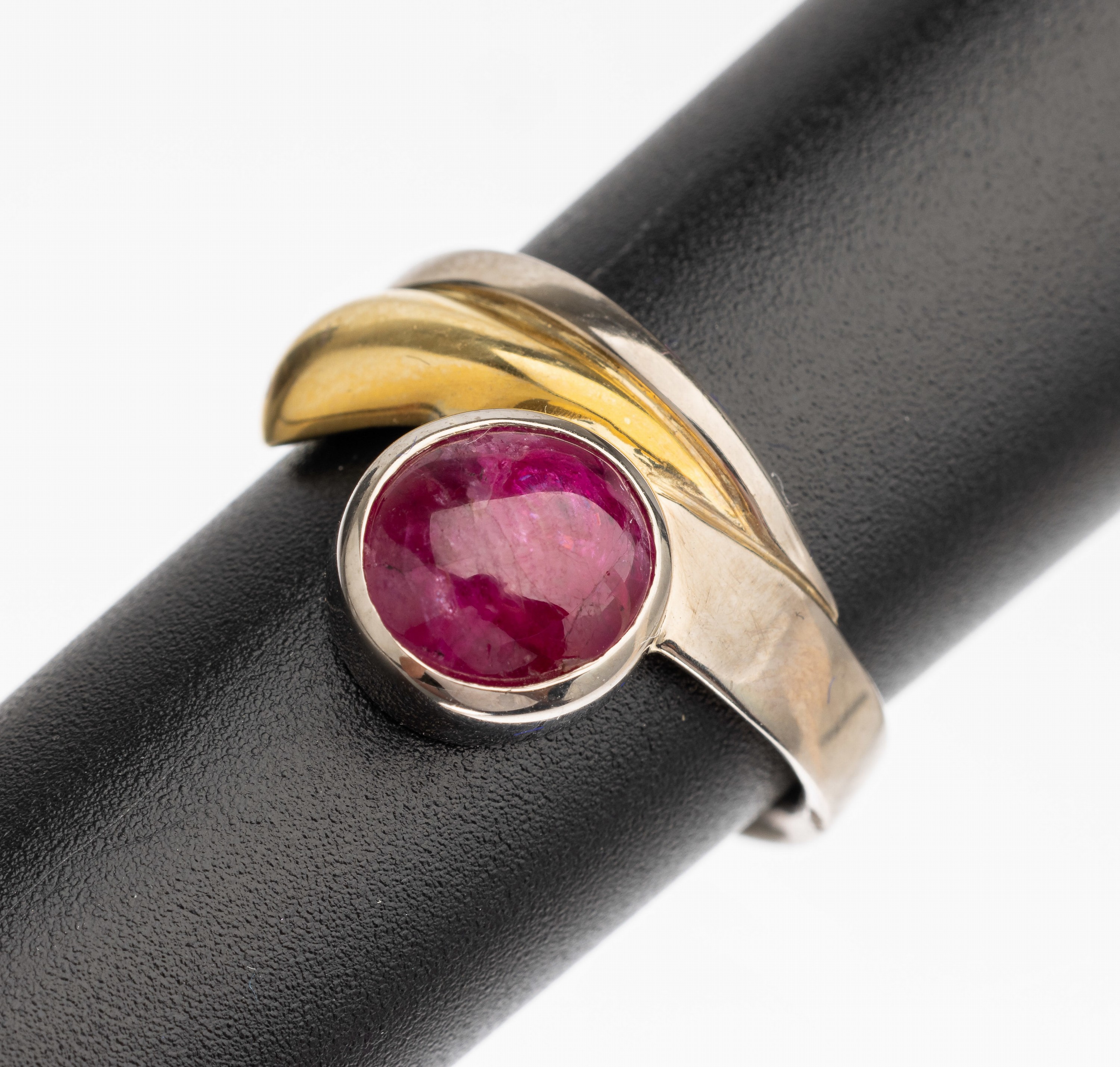 14 kt Gold Rubin Ring, GG/WG 585/000, Rubin-Cabochon ca. 2.36 ct, total ca. 6.4 g, RW 55