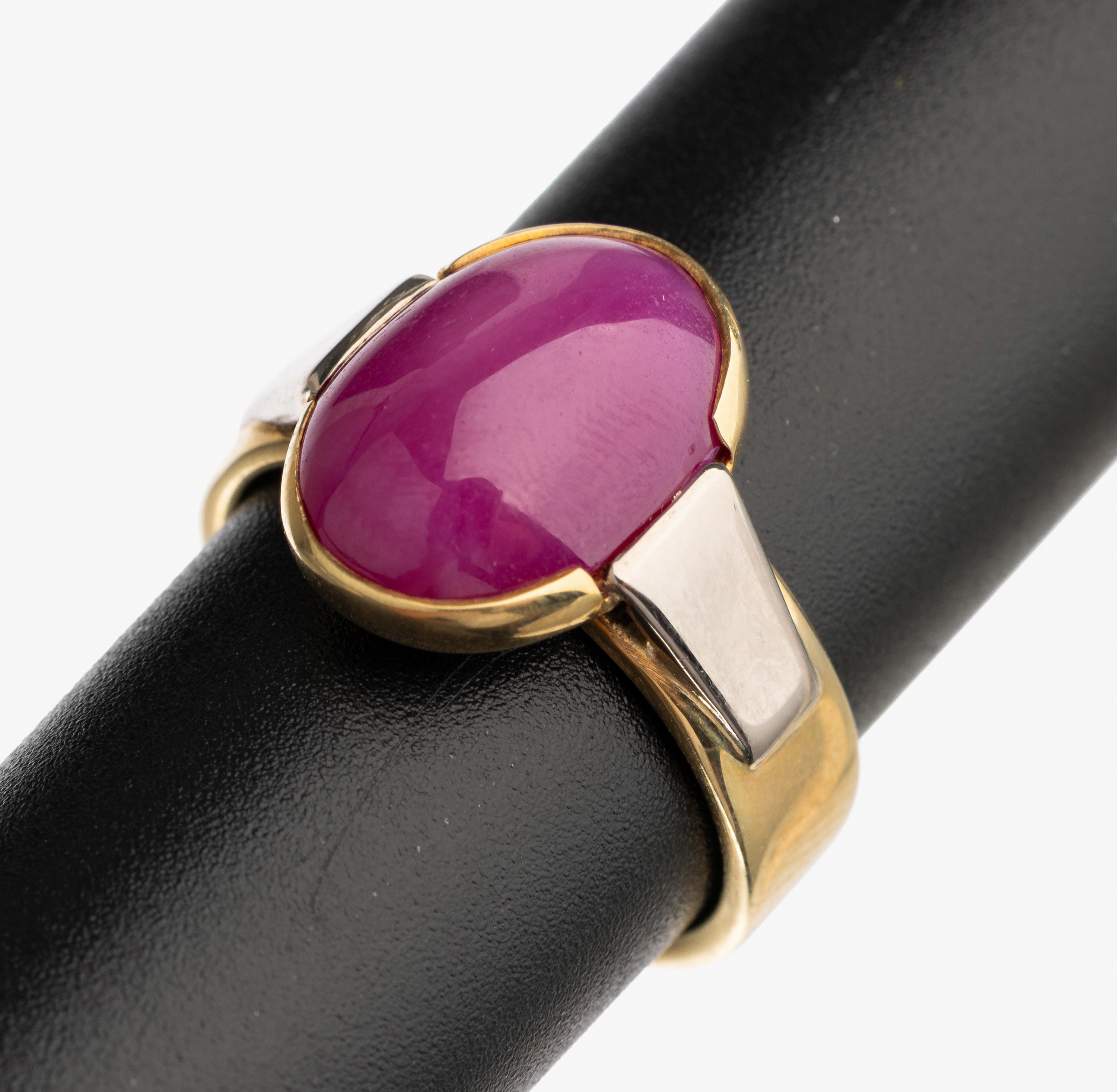 14 kt Gold Rubin Ring, GG/WG 585/000, Rubin-Cabochon (beh.) ca. 6.20 ct, total ca. 9.5 g, RW 55