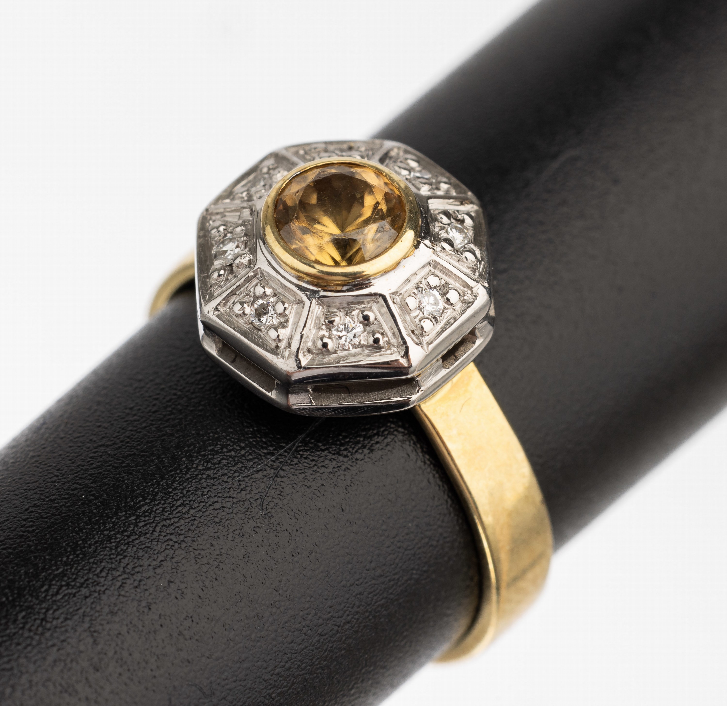 14 kt Gold Saphir Brillant Ring, GG/WG 585/000, rundfacett., gelber Saphir ca. 0.75 ct, 8 Brillanten zus. ca. 0.10 ct Weiß/si, total ca. 4.9 g, RW ...