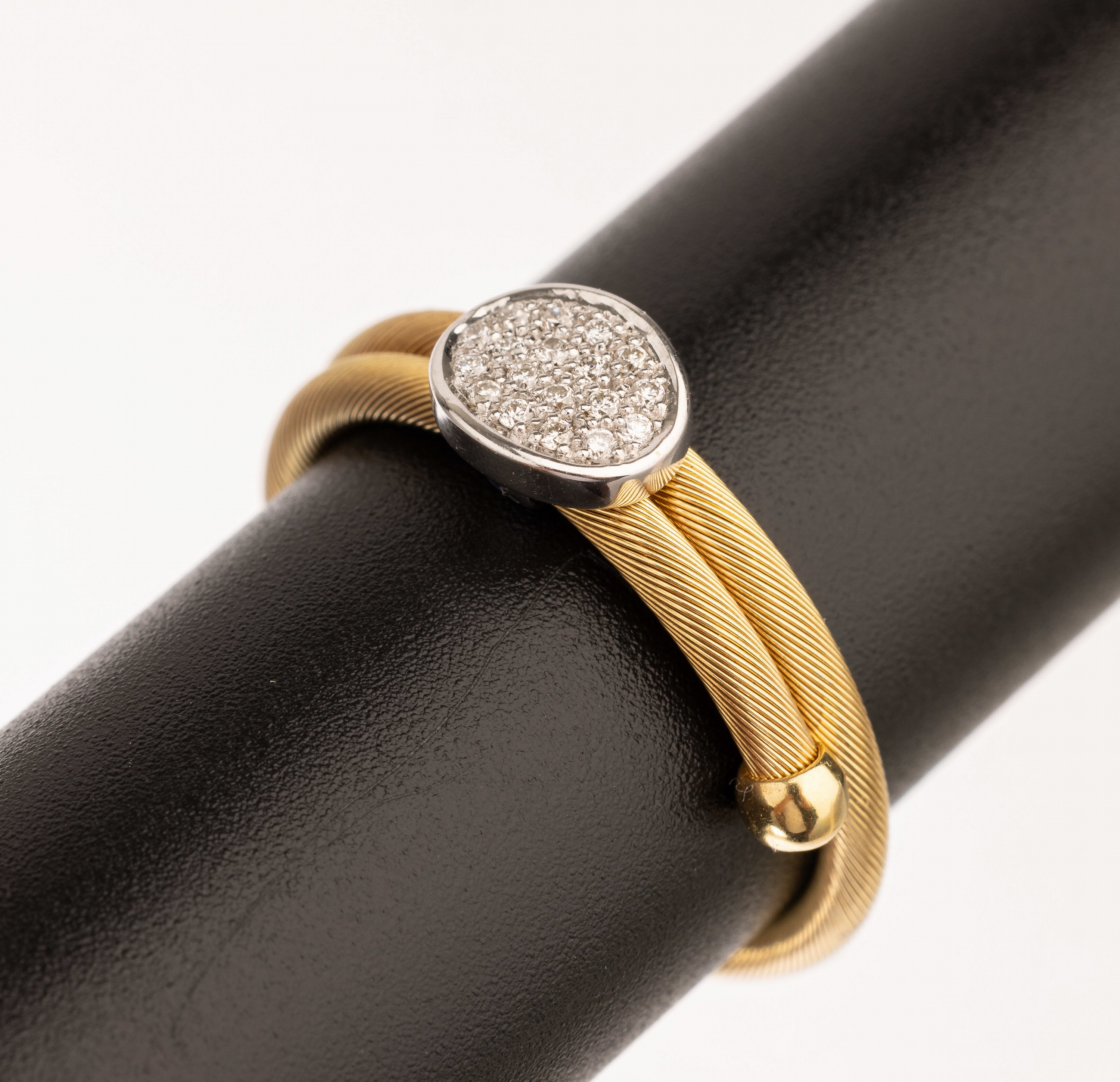 18 kt Gold Brillant Ring, GG/WG 750/000, verschiebbarer WG Aufsatz mit 18 Brillanten zus. ca. 0.09 ct Weiß/vs, flexible Ringschiene, RW 53-62, ...