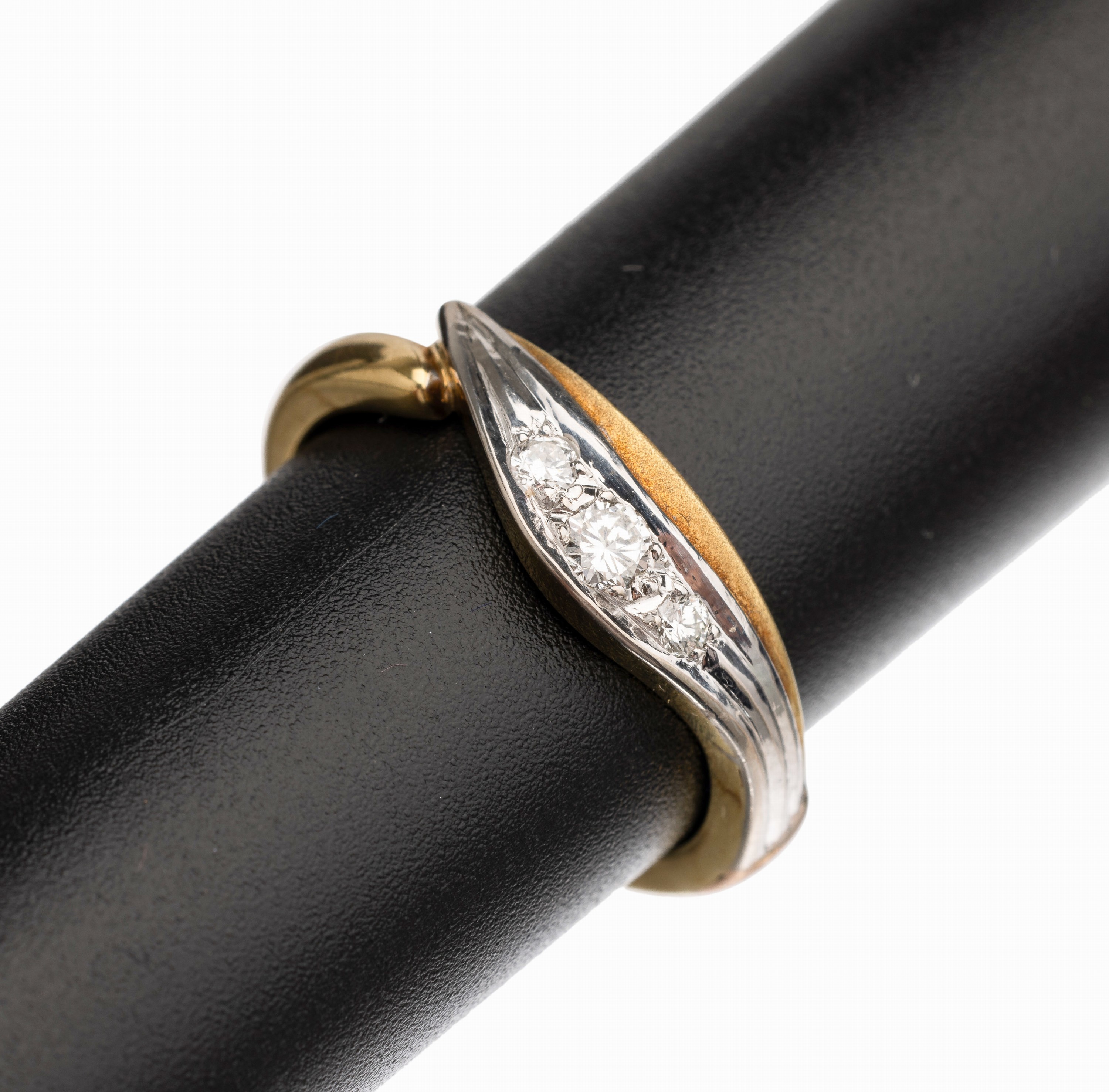 14 kt Gold Brillant Ring, GG/WG 585/000, 3 Brillanten zus. ca. 0.10 ct feines Weiß/vs, total ca. 6.3 g, RW 54