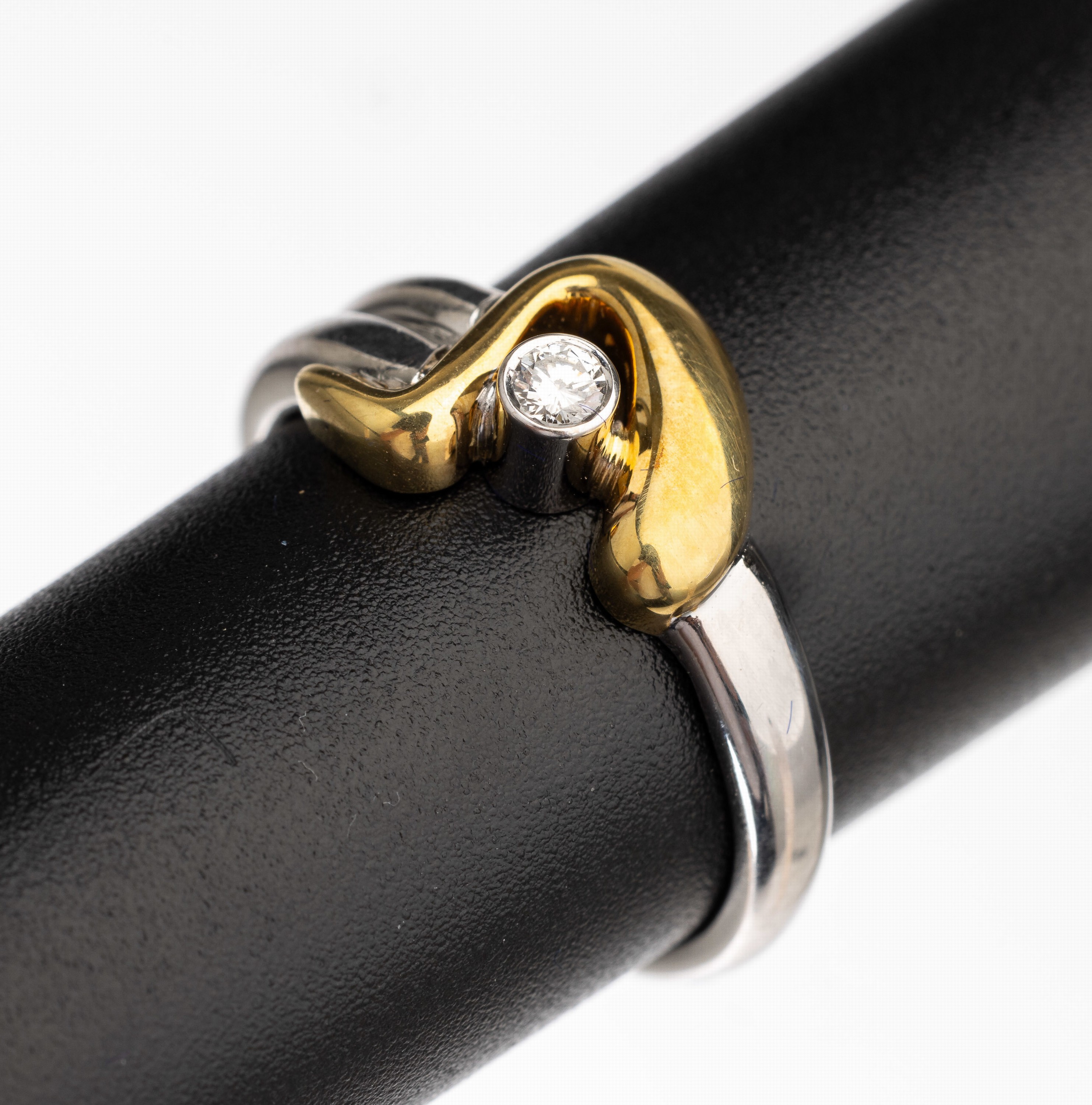 14 kt Gold Brillant Ring, GG/WG 585/000, 1 Brillant ca. 0.07 ct feines Weiß/vs, total ca. 5.6 g, RW 53