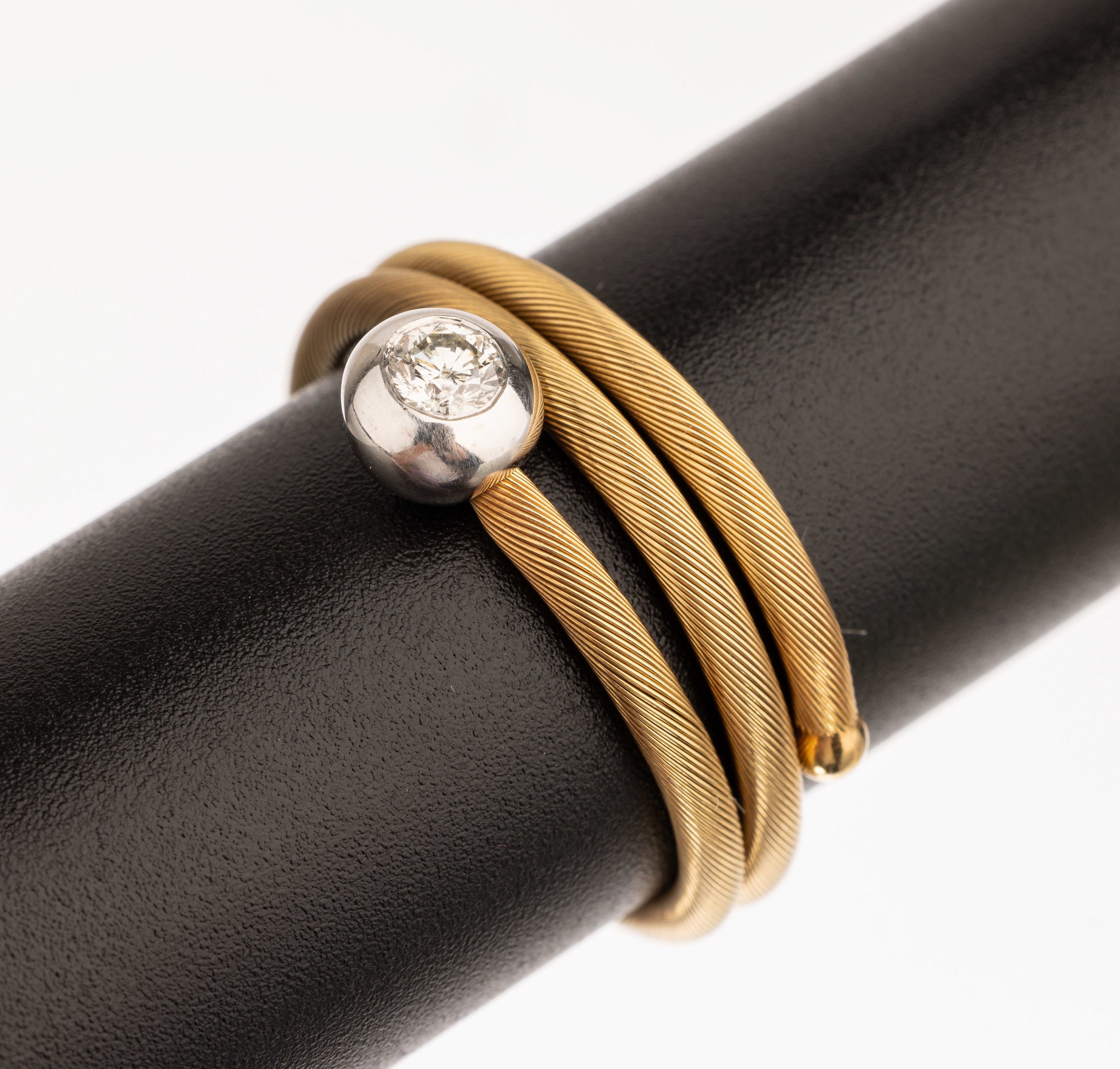 18 kt Gold Brillant Ring, GG 750/000, in WG gefasster Brillant ca. 0.15 ct feines Weiß/vs, total ca. 4.7 g, Ringschiene flexibel, RW 54-64