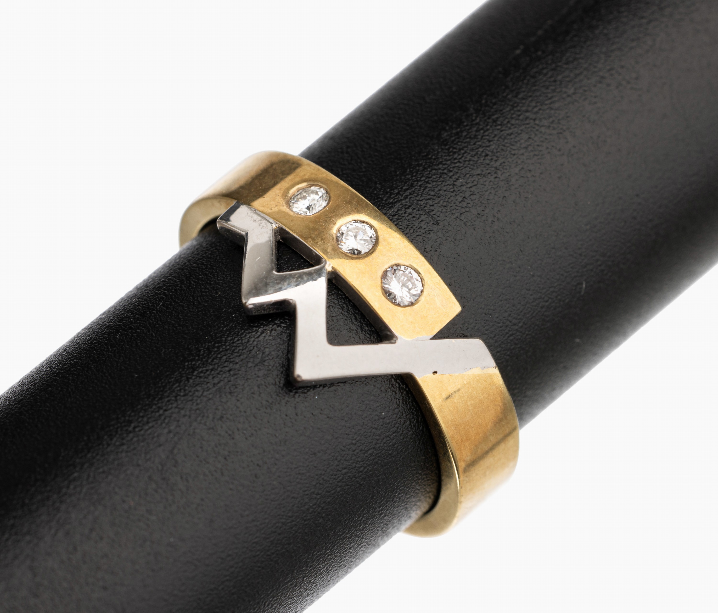 14 kt Gold Brillant Ring, GG/WG 585/000, teilmatt. und teilpoliert, 3 Brillanten zus. ca. 0.12 ct feines Weiß/vs, RW 58.5, total ca.6.2 g