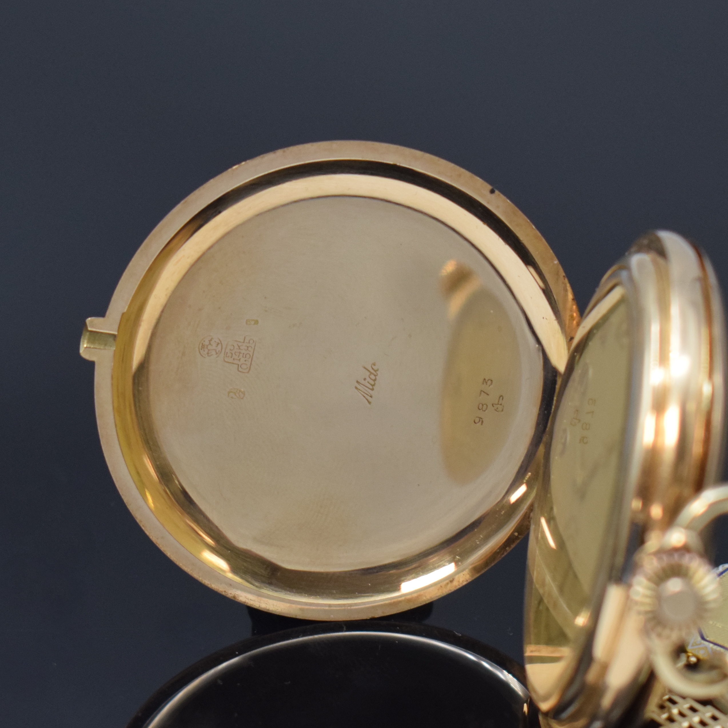Detail a: MIDO Herrensavonette in GG 585/000 mit Chatelain in GG 585/000, Schweiz um 1925, Geh. dell., guill. Sprung- u. Rückdeckel, Metallcuvette, ...