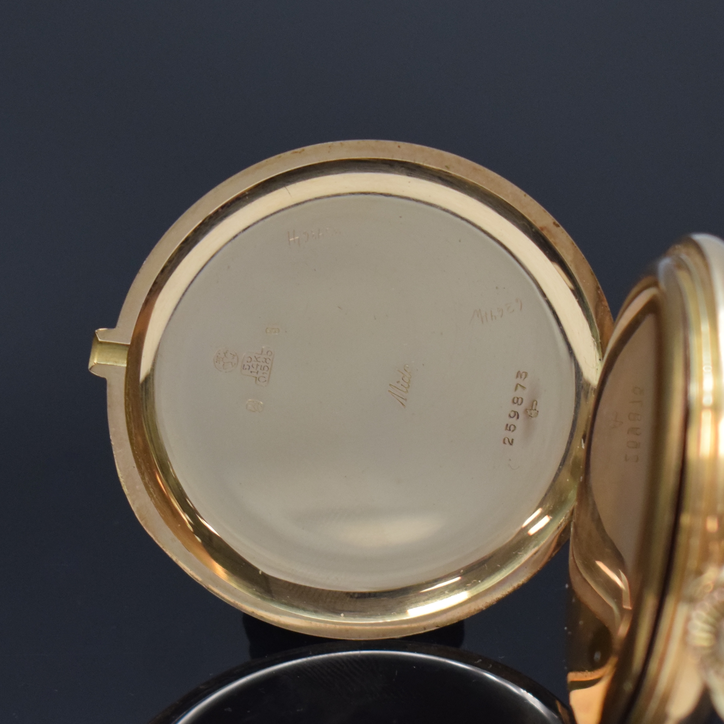 Detail d: MIDO Herrensavonette in GG 585/000 mit Chatelain in GG 585/000, Schweiz um 1925, Geh. dell., guill. Sprung- u. Rückdeckel, Metallcuvette, ...