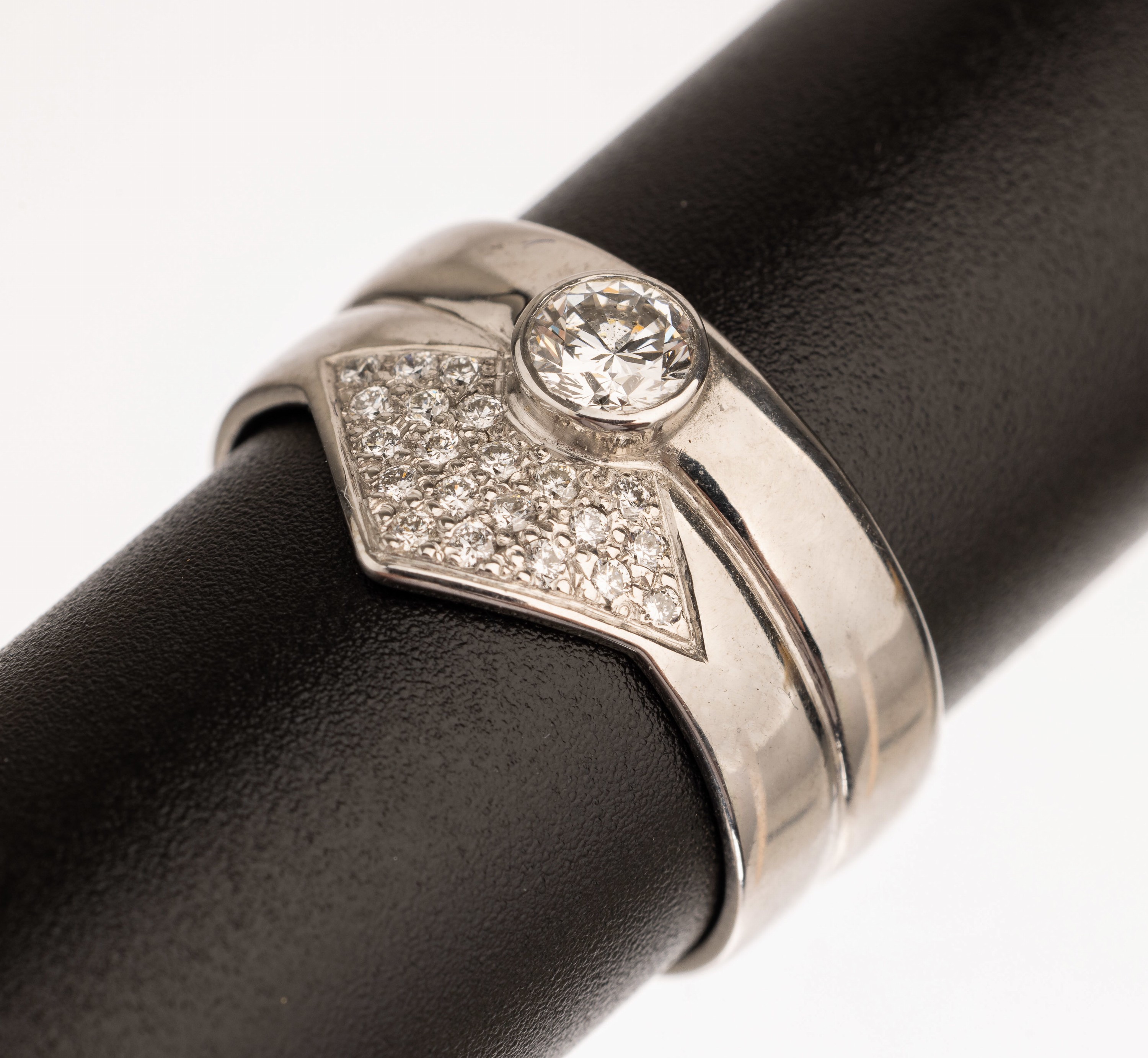14 kt Gold Brillant Ring, WG 585/000, 1 Brillant ca. 0.39 ct feines Weiß/vs, 21 Brillanten zus. ca. 0.19 ct feines Weiß/vs, total ca. 7.4 g, RW ...