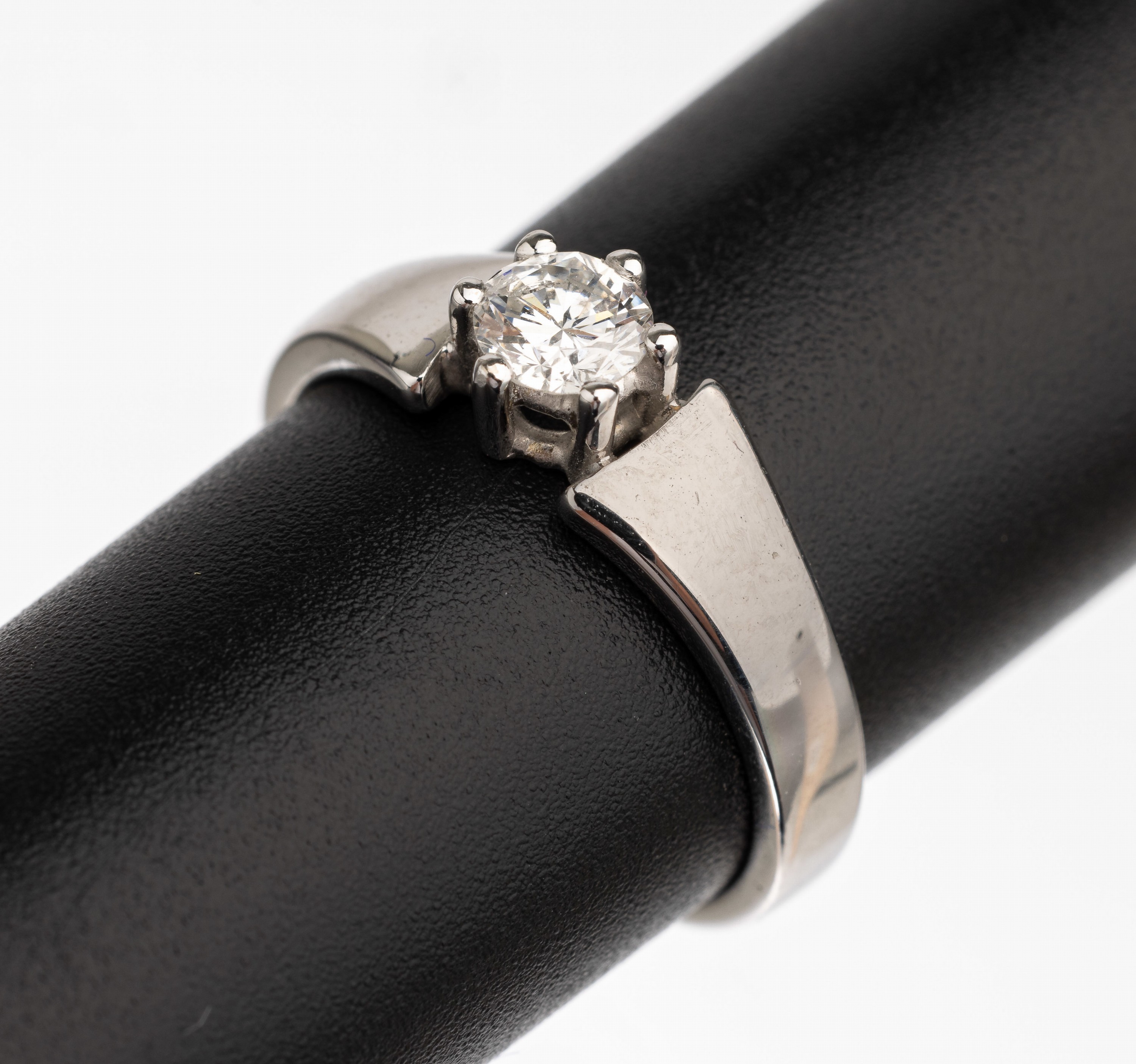 14 kt Gold Brillant Ring, WG 585/000, Brillant-Solitär ca. 0.35 ct feines Weiß/vs, total ca. 3.8 g, RW 53