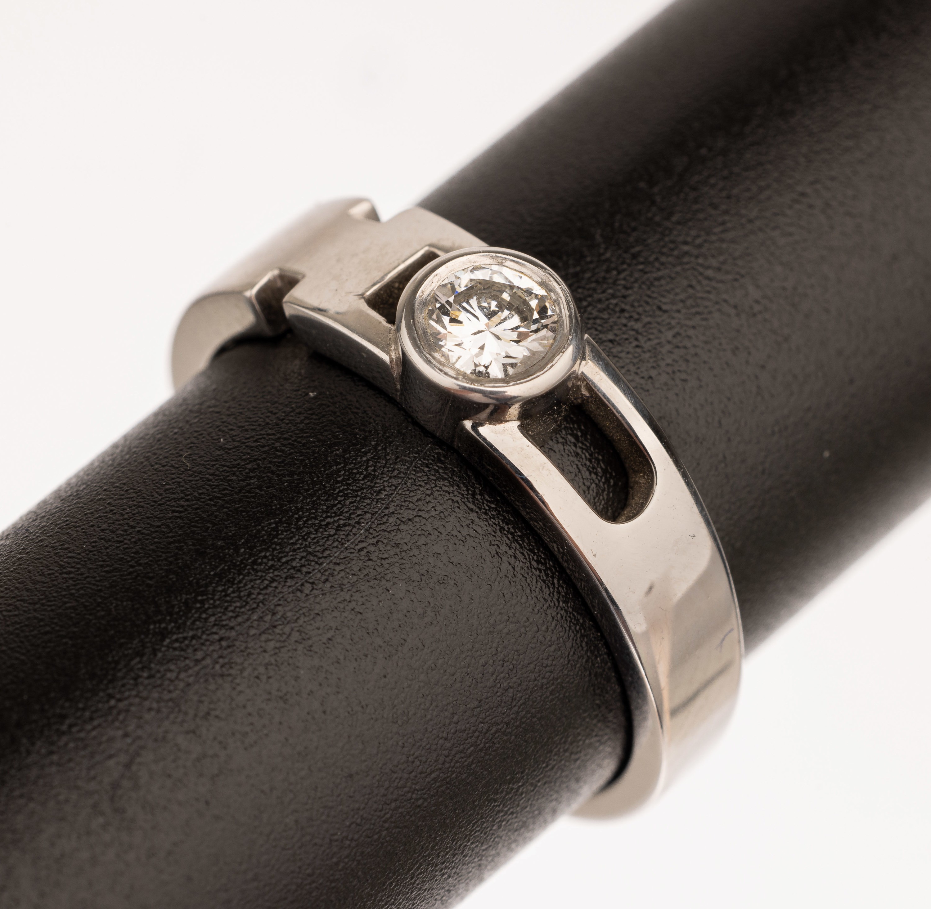 14 kt Gold Brillant Ring, WG 585/000, Brillant Solitär ca. 0.34 ct feines Weiß/vs, total ca. 7.2 g, RW 60
