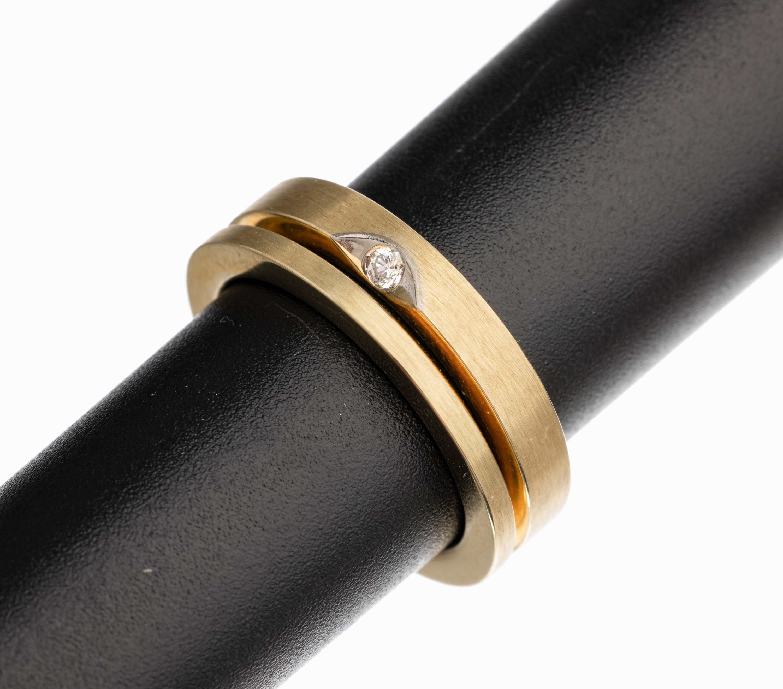 14 kt Gold Brillant Ring-Duo, GG 585/000, Solitärring mit Vorsteckring, seidenmatt., 1 Brillant ca. 0.03 ct feines Weiß/vs, total ca.11.4 g, RW ...