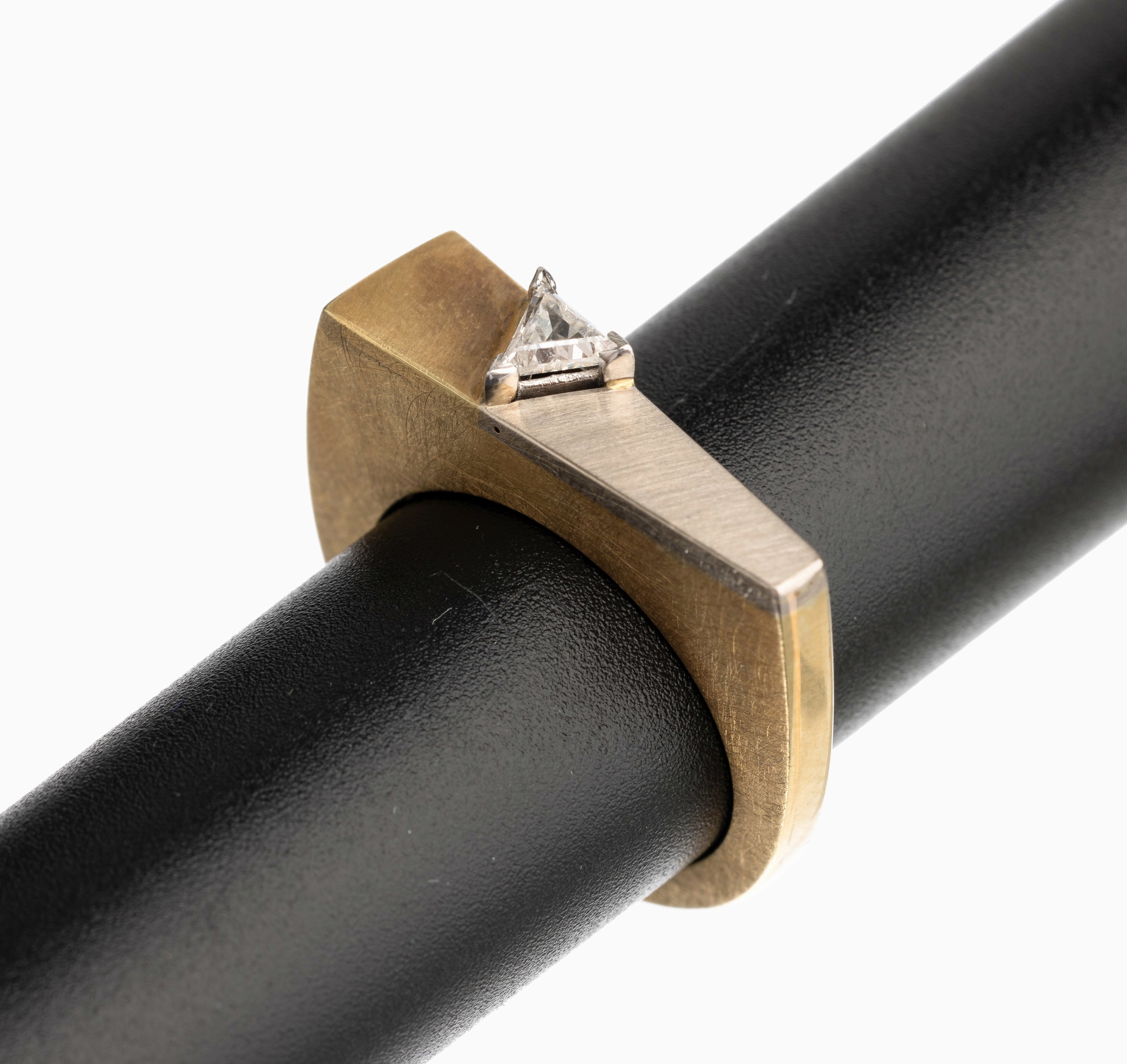 14 kt Gold Diamant Ring, GG/WG 585/000, seidenmatt., 1 Diamant-Triangel ca. 0.26 ct Weiß/si, total ca. 9.7 g, RW 57.5