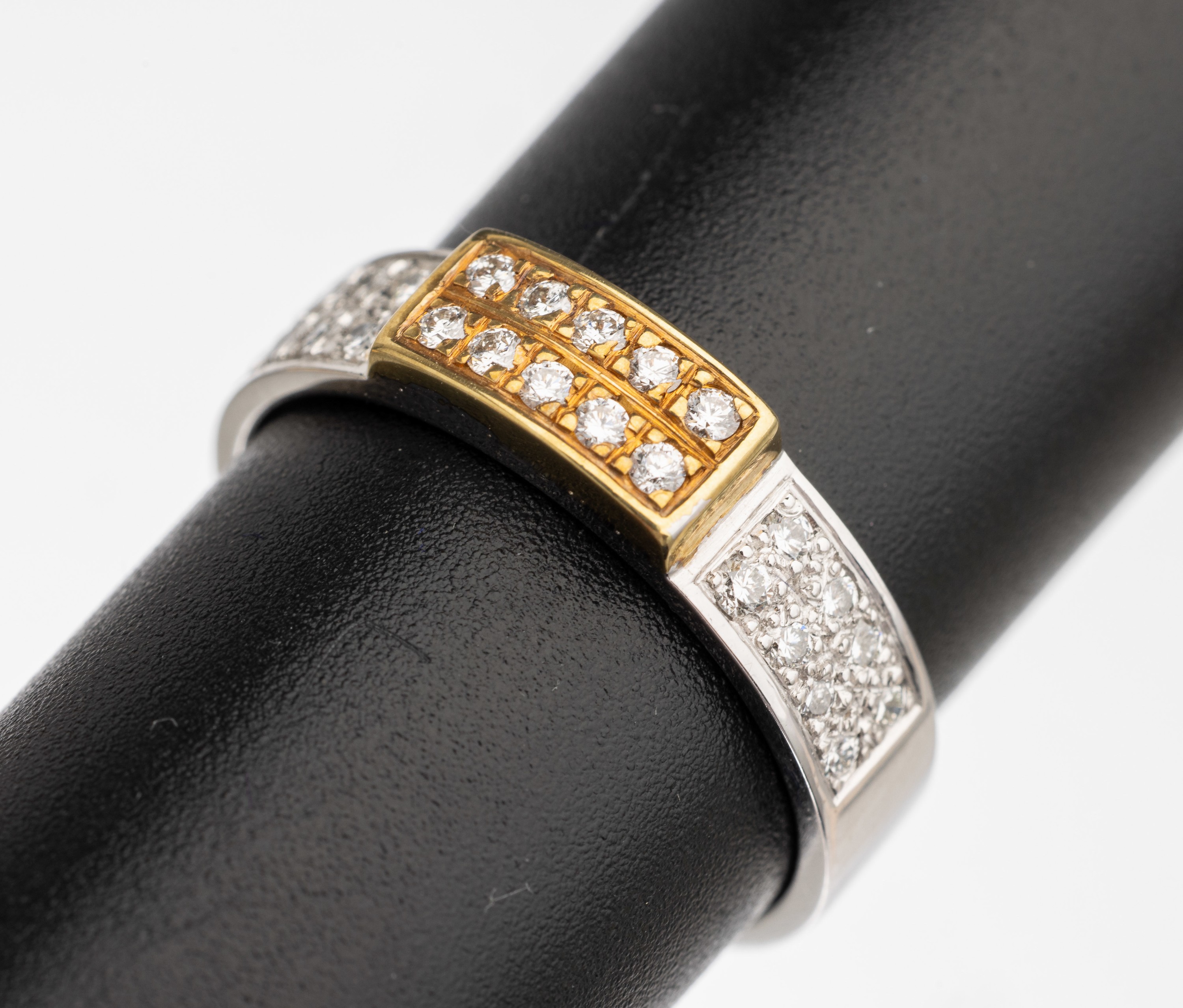 14 kt Gold Brillant Ring, GG/WG 585/000, 26 Brillanten zus. ca. 0.32 ct feines Weiß/vs, total ca. 5.3 g, RW 57