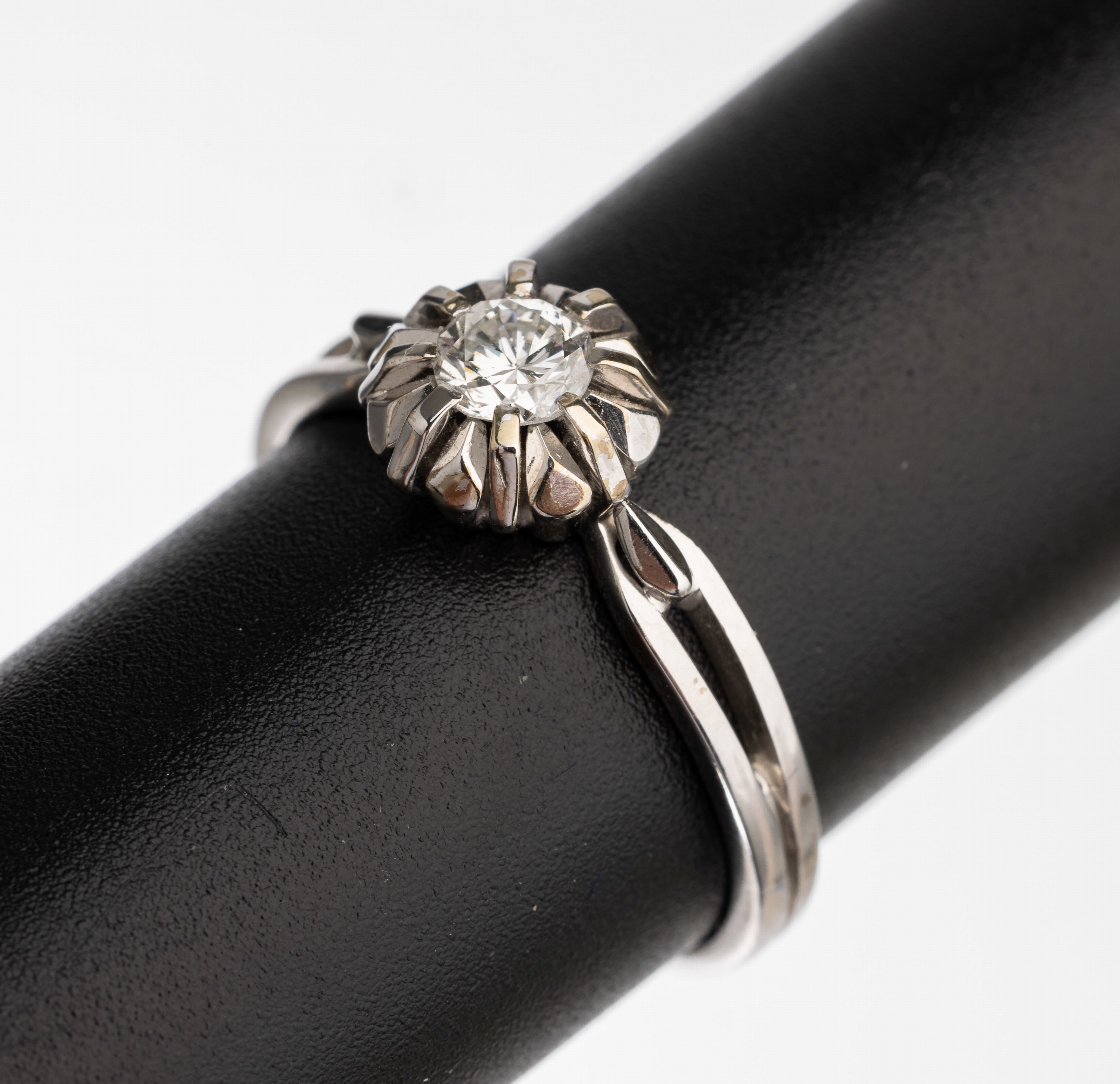 18 kt Gold Brillant Ring, WG 750/000, Brillant Solitär ca. 0.39 ct feines Weiß/vs, RW 58, total ca. 3.9 g
