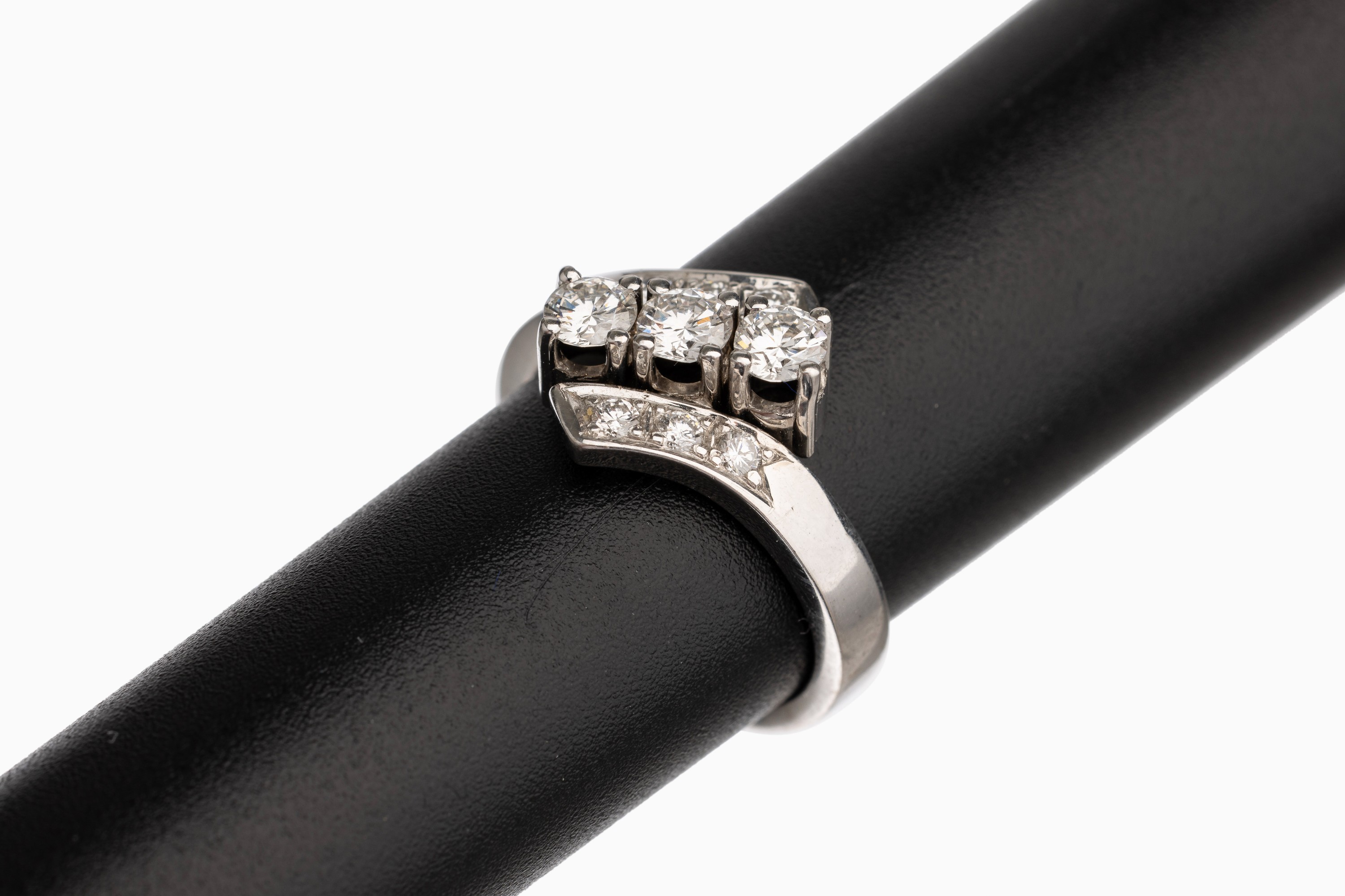 14 kt Gold Brillant Ring, WG 585/000, 9 Brillanten zus. ca. 0.65 ct feines Weiß/vs, total ca. 4.4 g, RW 50, ca. 4.3 g