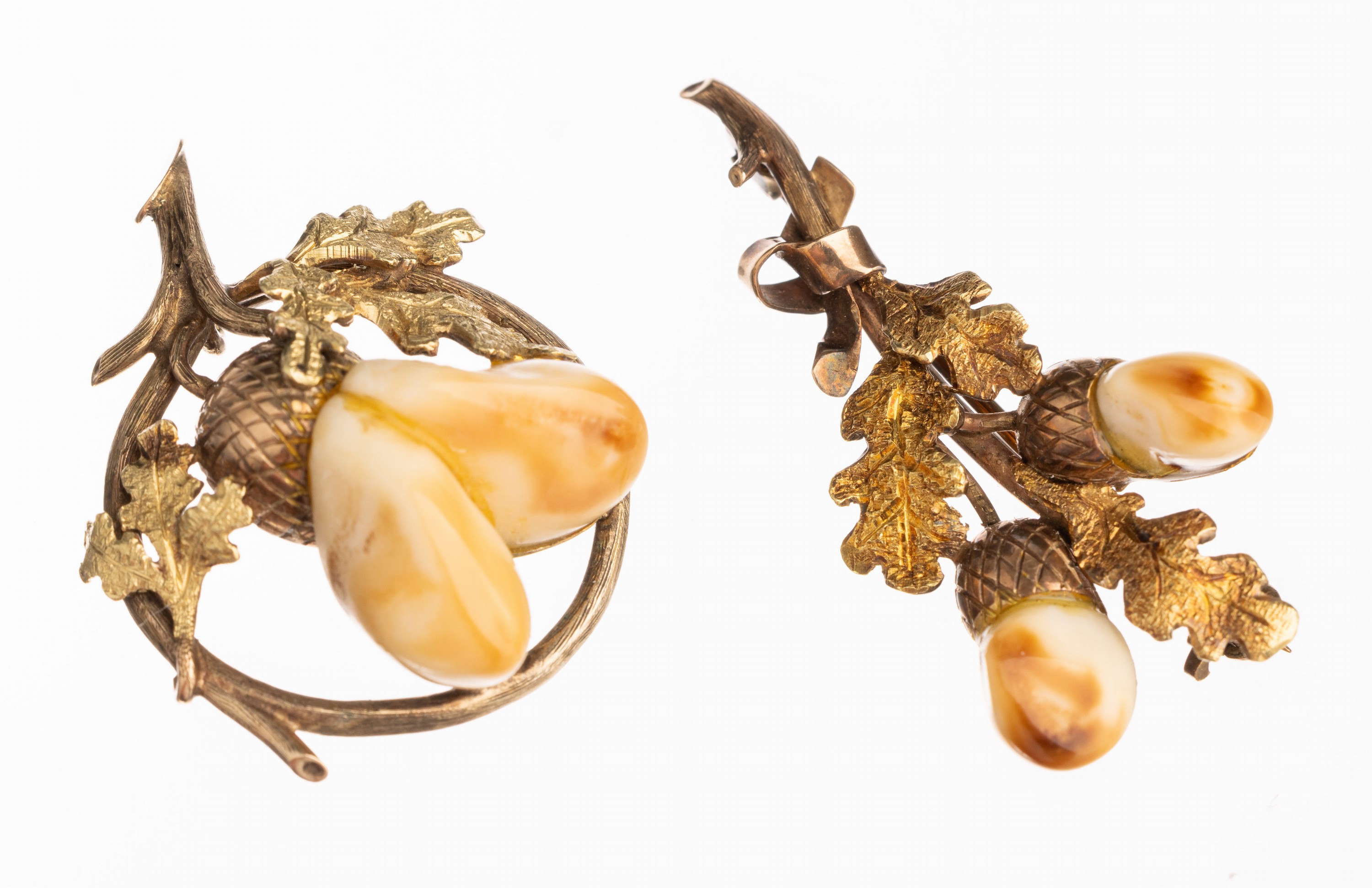 8 kt Gold Schmuckset mit Grandeln, GG/RG 333/000, best. aus: Anhänger und Brosche, Eichenlaubdekor mit Eicheln, 4 Grandeln, total ca. 12.3 g