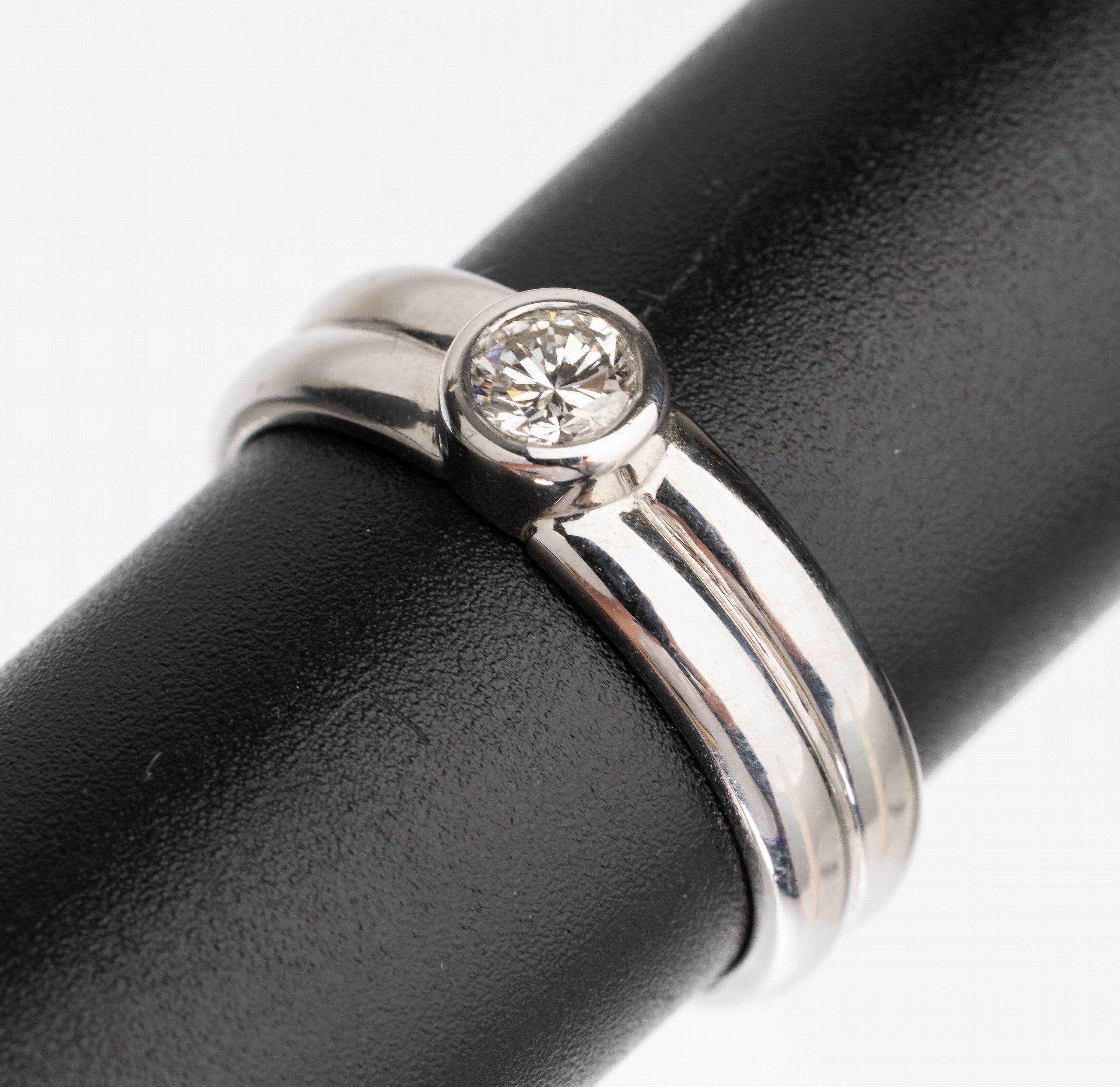 14 kt Gold Brillant Ring, WG 585/000, Brillant Solitär ca. 0.32 ct feines Weiß/vs, total ca. 7.9 g, RW 59