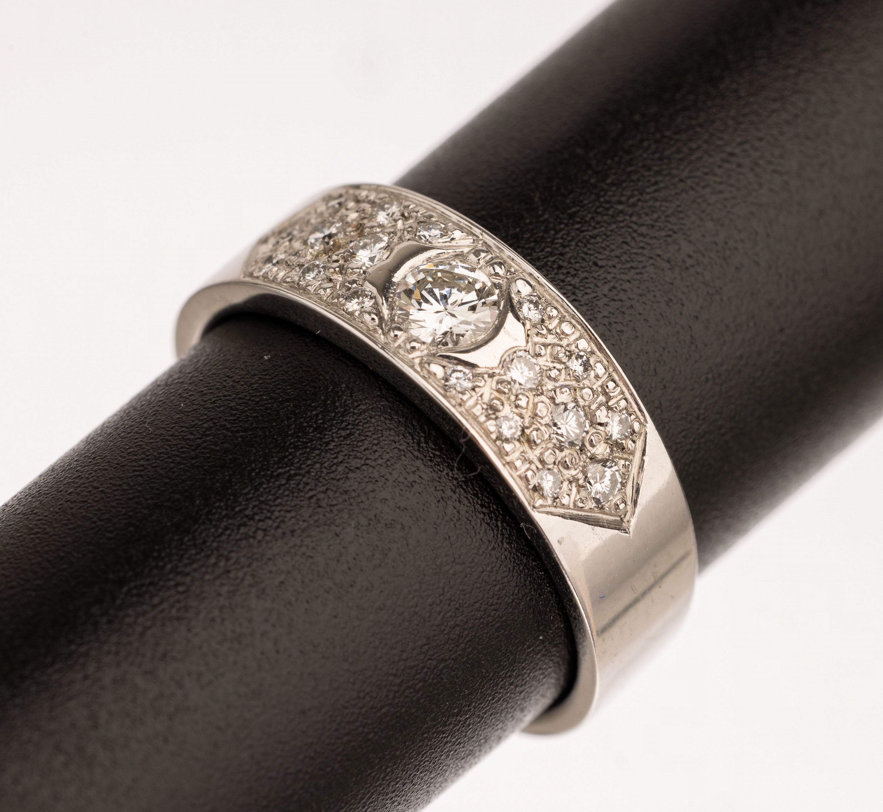 18 kt Gold Brillant Ring, WG 750/000, 19 Brillanten zus. ca. 0.40 ct feines Weiß/vs, total ca. 6.5 g, RW 55